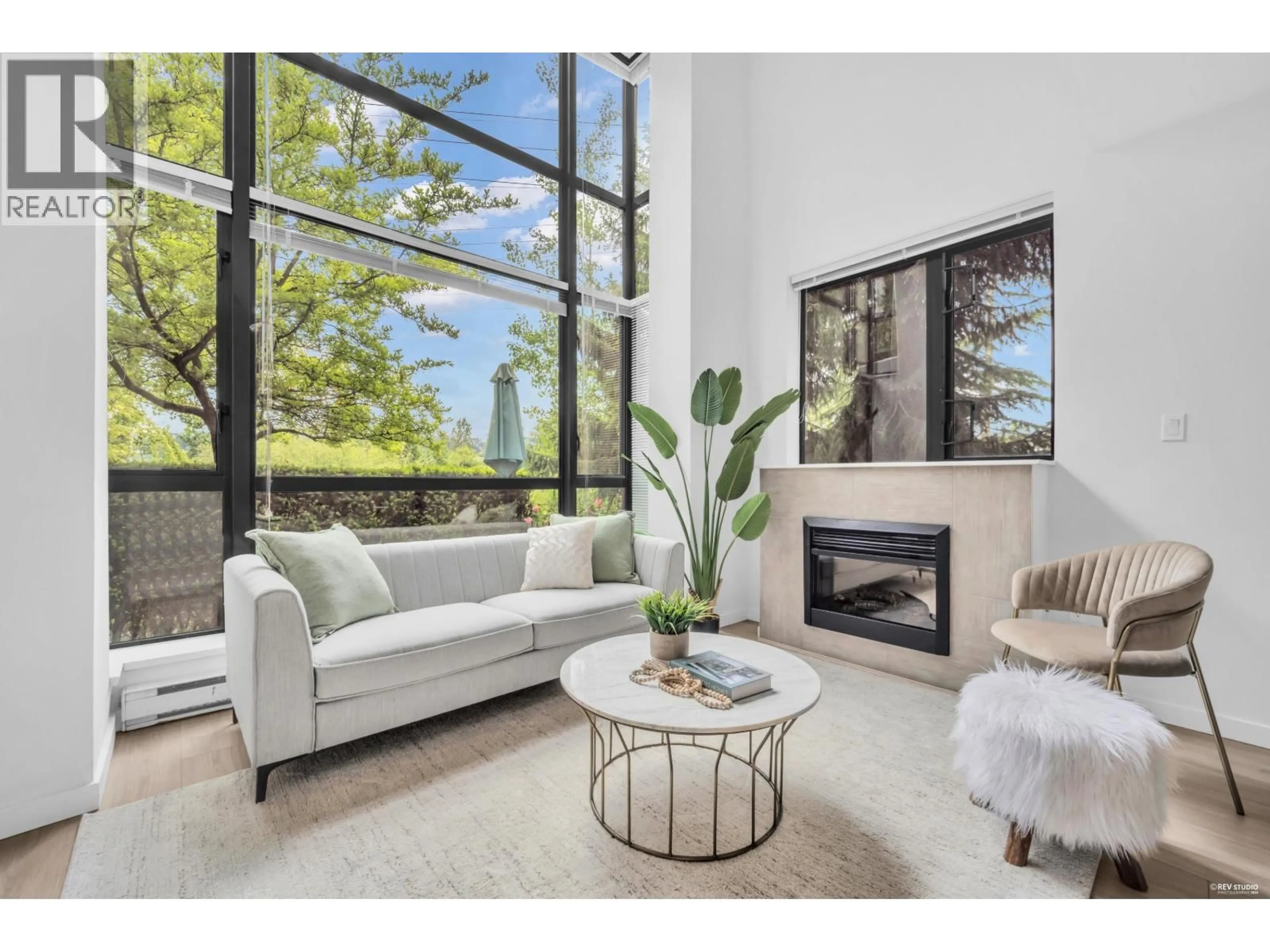 Living room with furniture, unknown for 6 - 4178 DAWSON STREET, Burnaby British Columbia V5C0A1