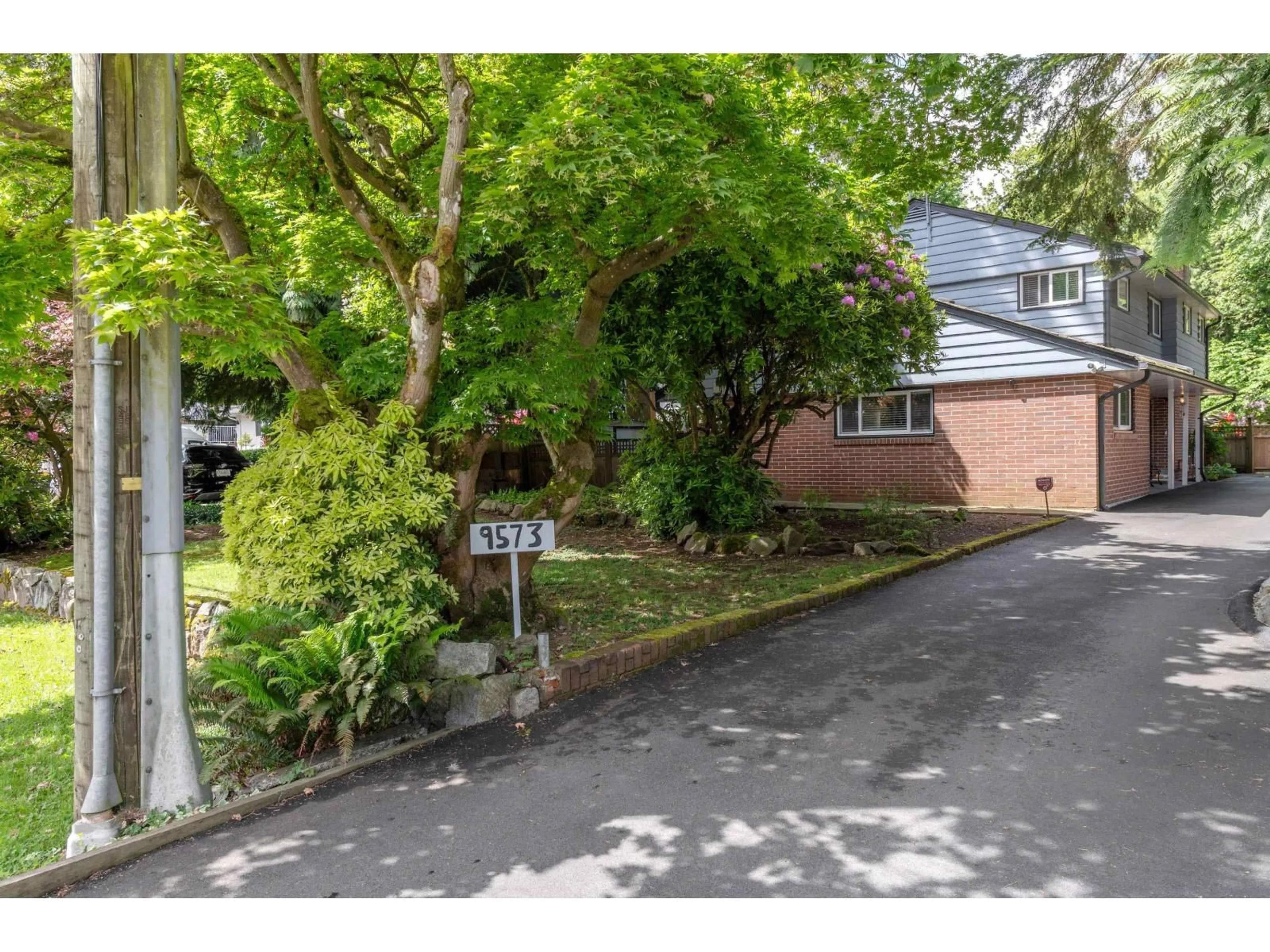 A pic from outside/outdoor area/front of a property/back of a property/a pic from drone, street for 9573 139 STREET, Surrey British Columbia V3V5X7