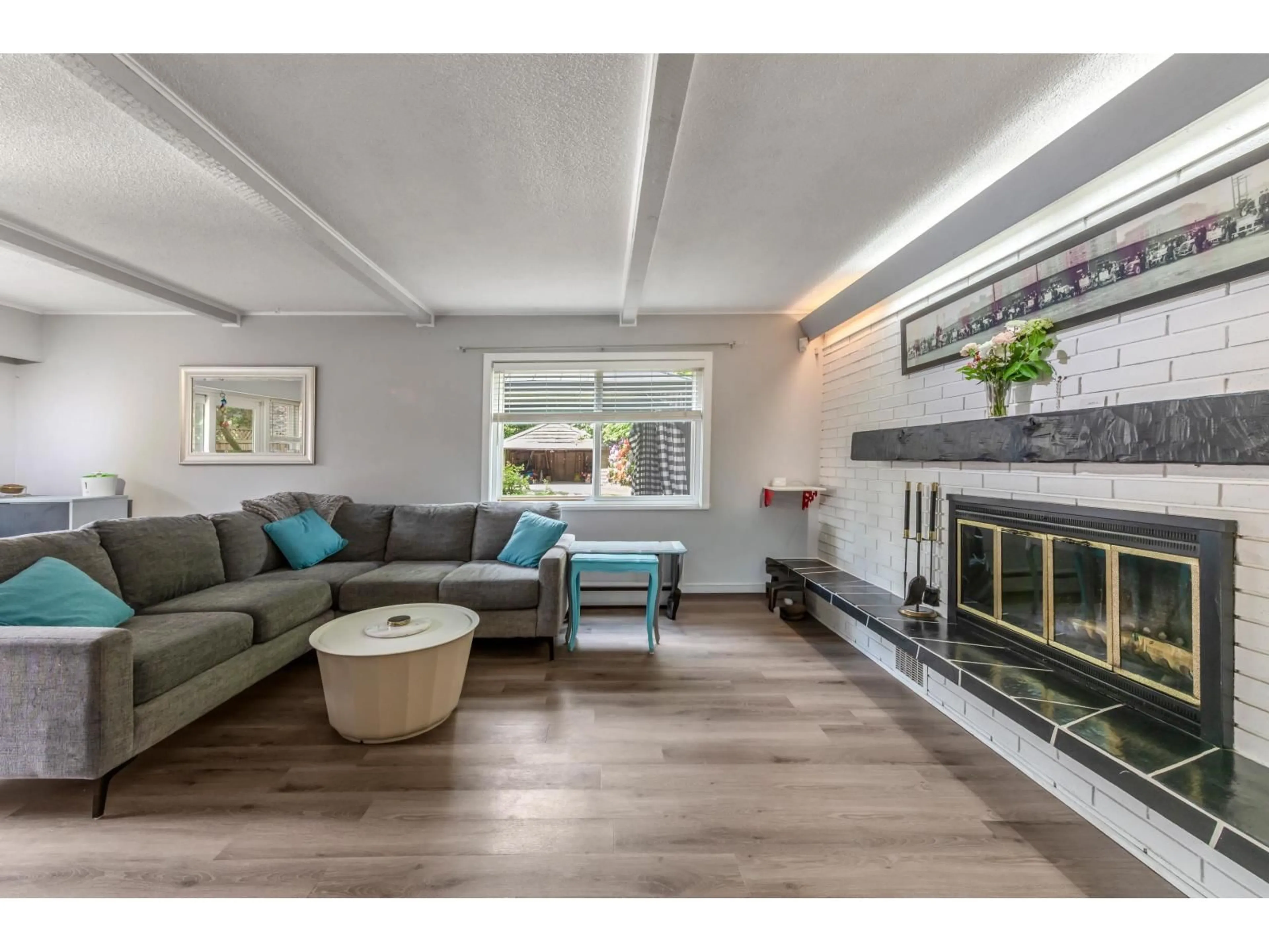 Living room with furniture, wood/laminate floor for 9573 139 STREET, Surrey British Columbia V3V5X7