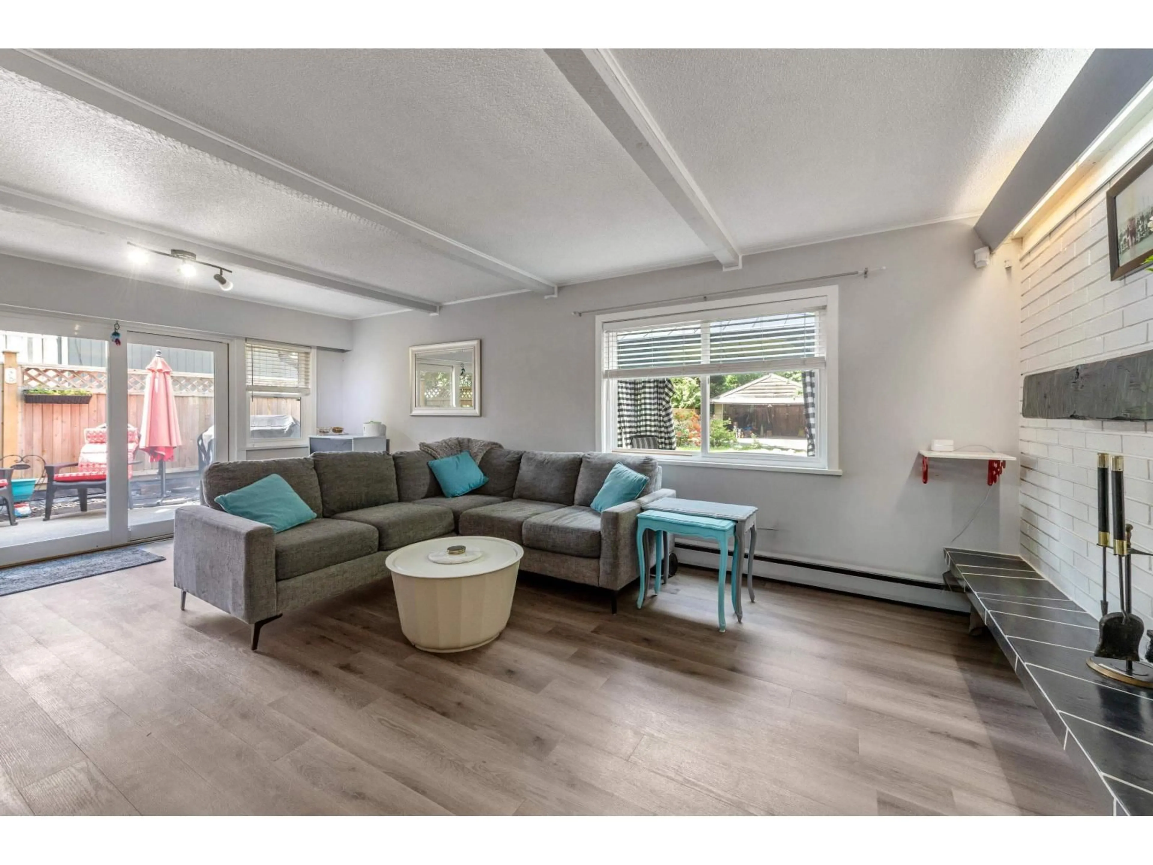 Living room with furniture, wood/laminate floor for 9573 139 STREET, Surrey British Columbia V3V5X7
