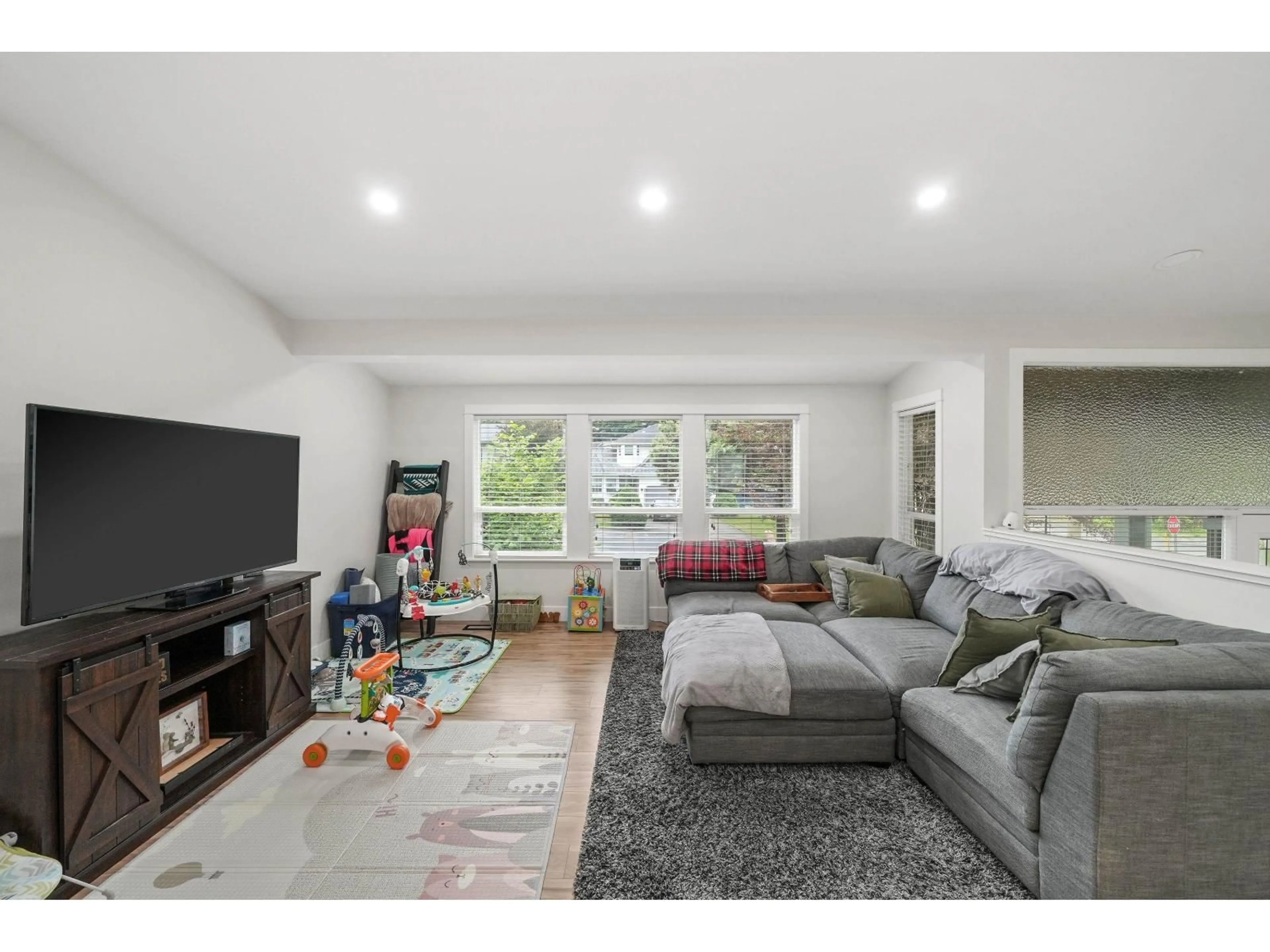 Living room with furniture, unknown for 8057 WAXBERRY CRESCENT, Mission British Columbia V2V5C3
