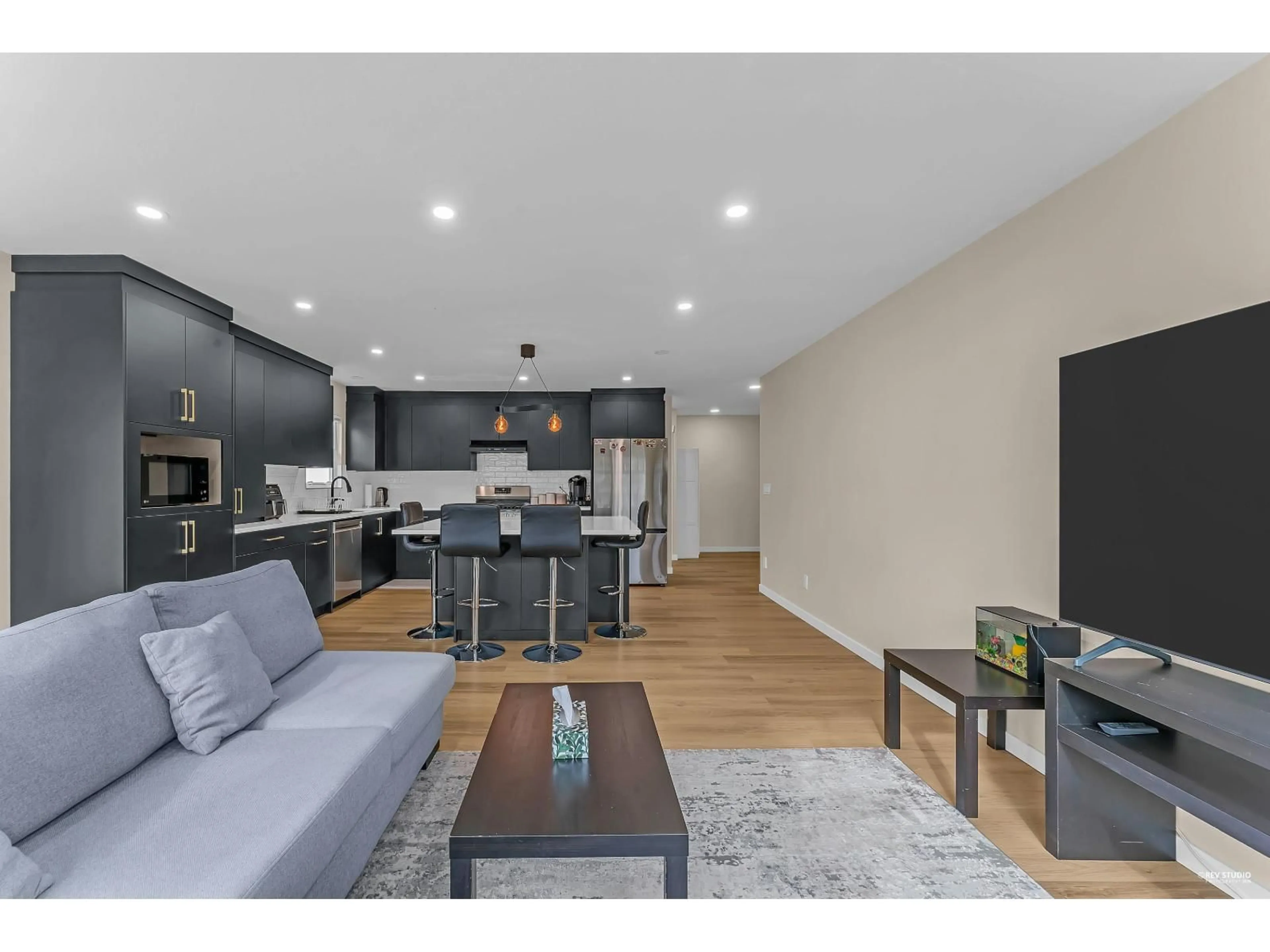 Open concept kitchen, wood/laminate floor for 21 - 15188 62A AVENUE, Surrey British Columbia V3S1W7
