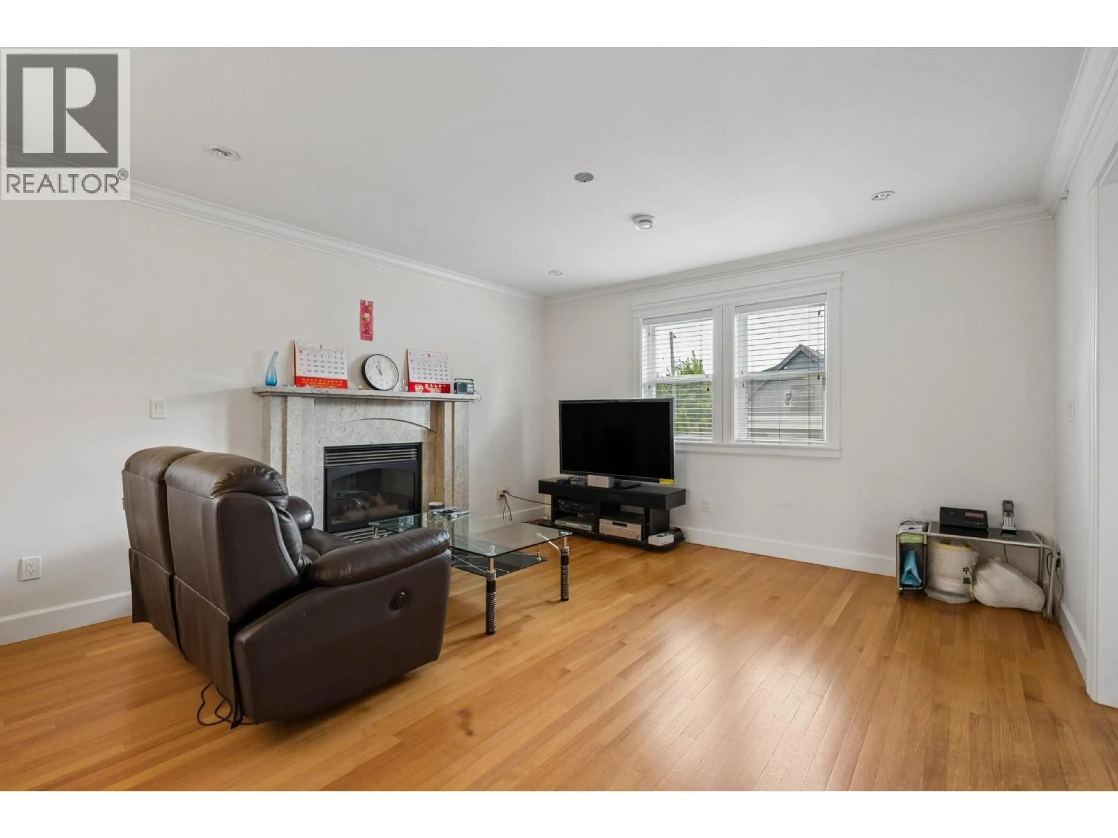 Living room with furniture, wood/laminate floor for 3795 FLEMING STREET, Vancouver British Columbia V5N3W1