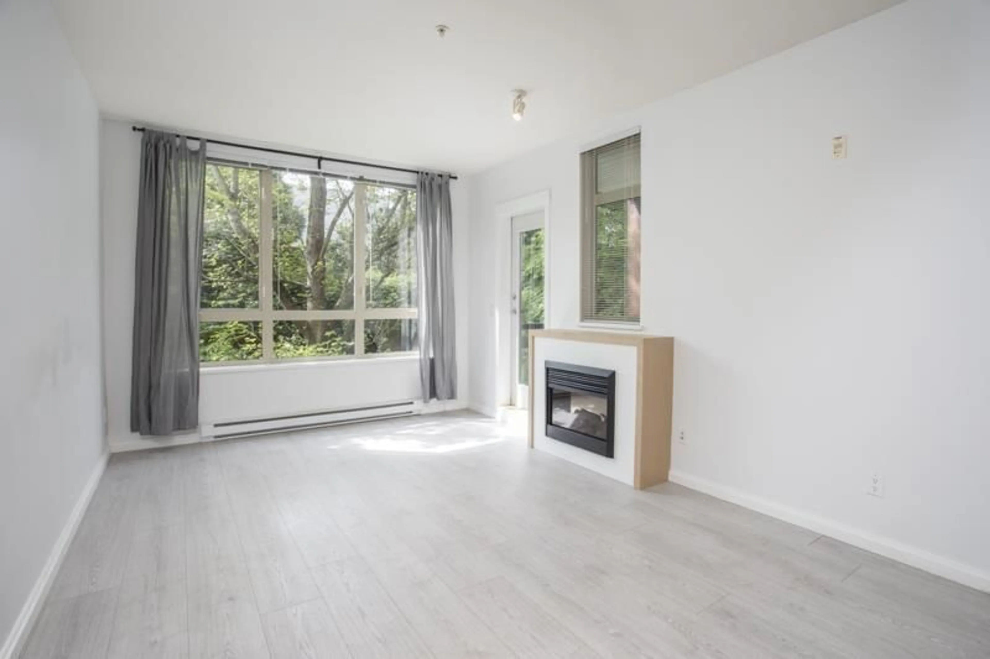 Living room with furniture, wood/laminate floor for 223 - 15988 26 STREET, Surrey British Columbia V3Z5K3