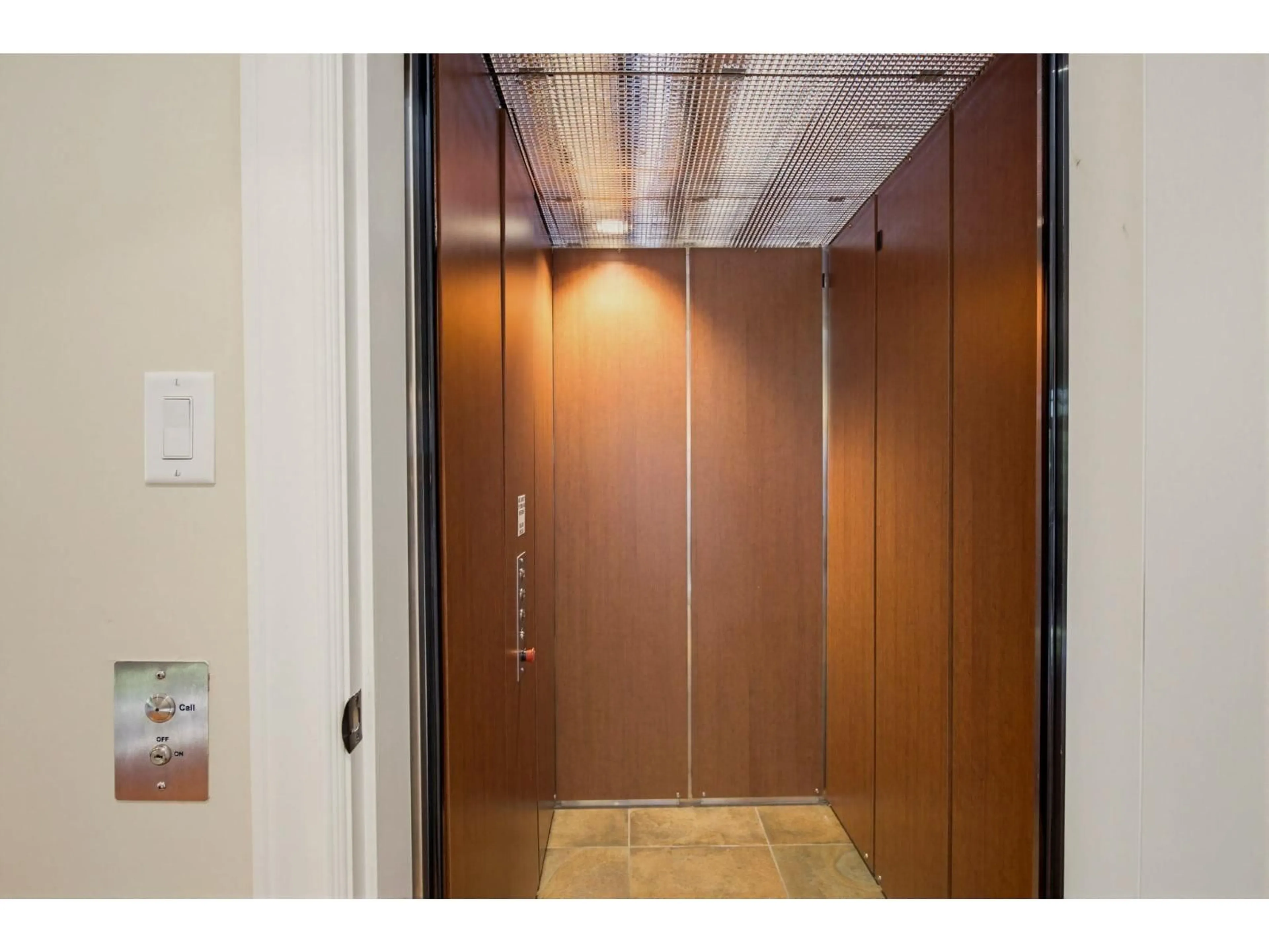 Indoor foyer for 12536 26A AVENUE, Surrey British Columbia V4A2M2