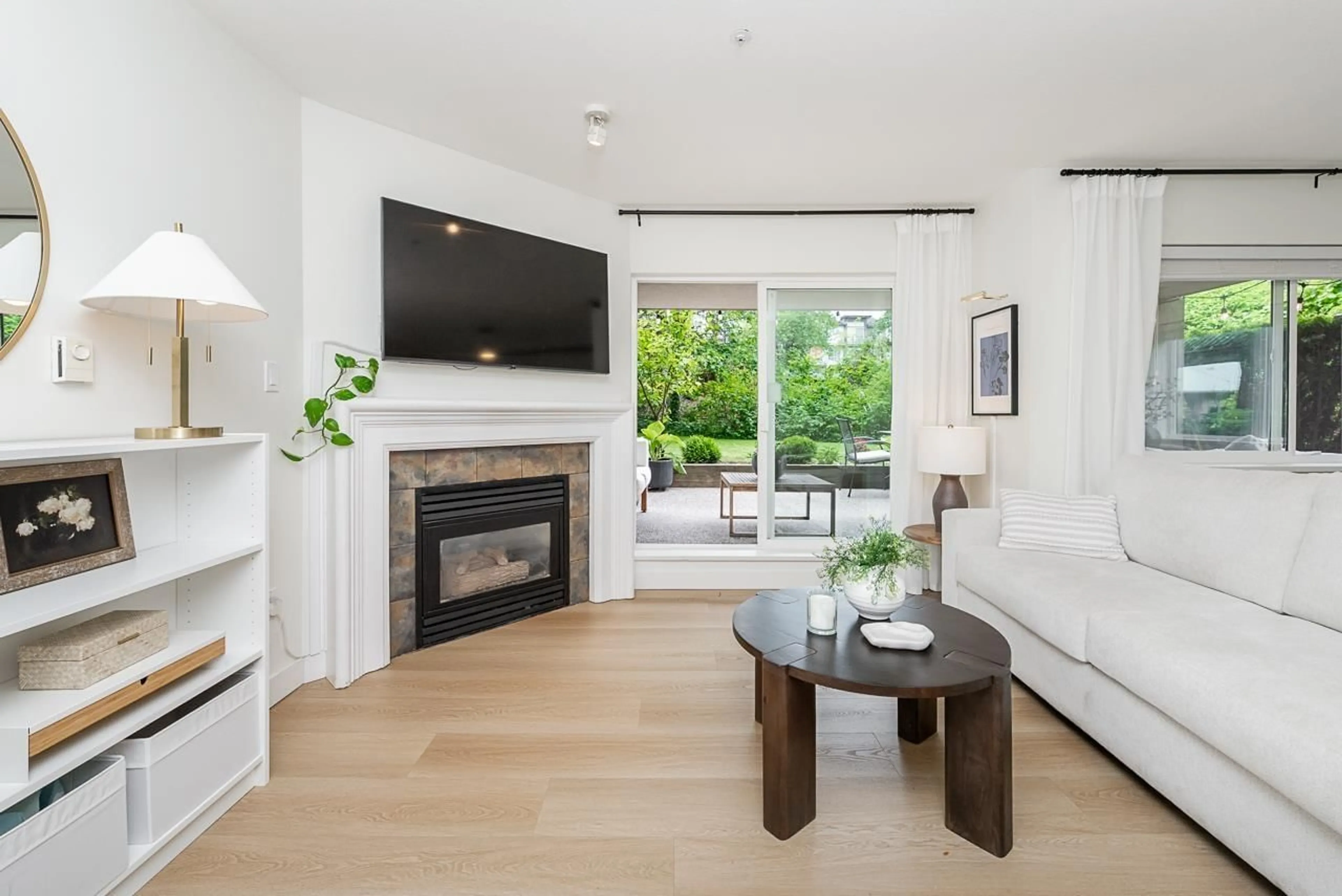 Living room with furniture, wood/laminate floor for 102 - 15140 29A AVENUE, Surrey British Columbia V4P3B1