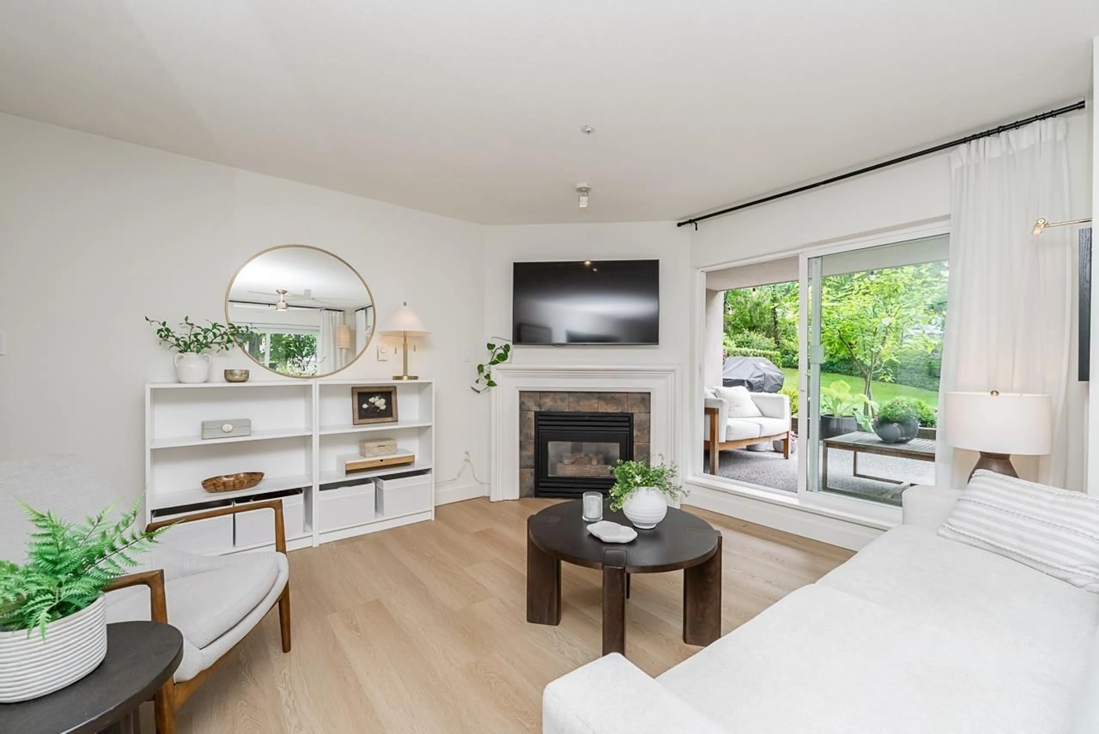 Living room with furniture, wood/laminate floor for 102 - 15140 29A AVENUE, Surrey British Columbia V4P3B1