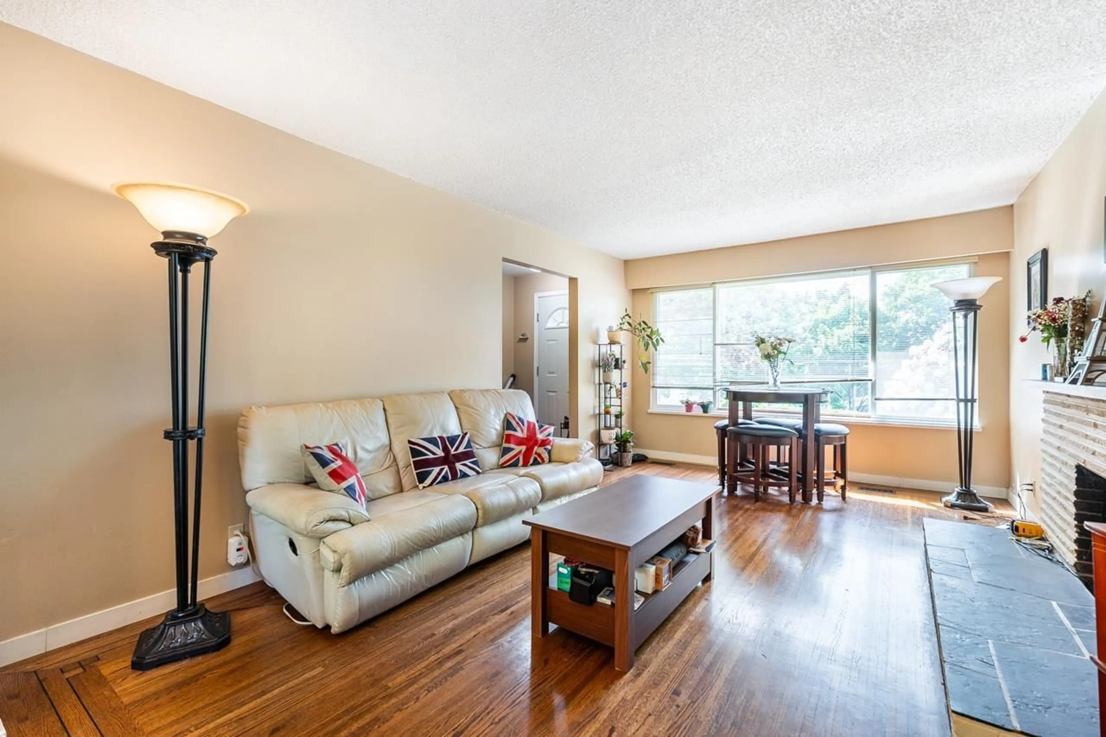 Living room with furniture, wood/laminate floor for 11288 135 STREET, Surrey British Columbia V3R2Z7