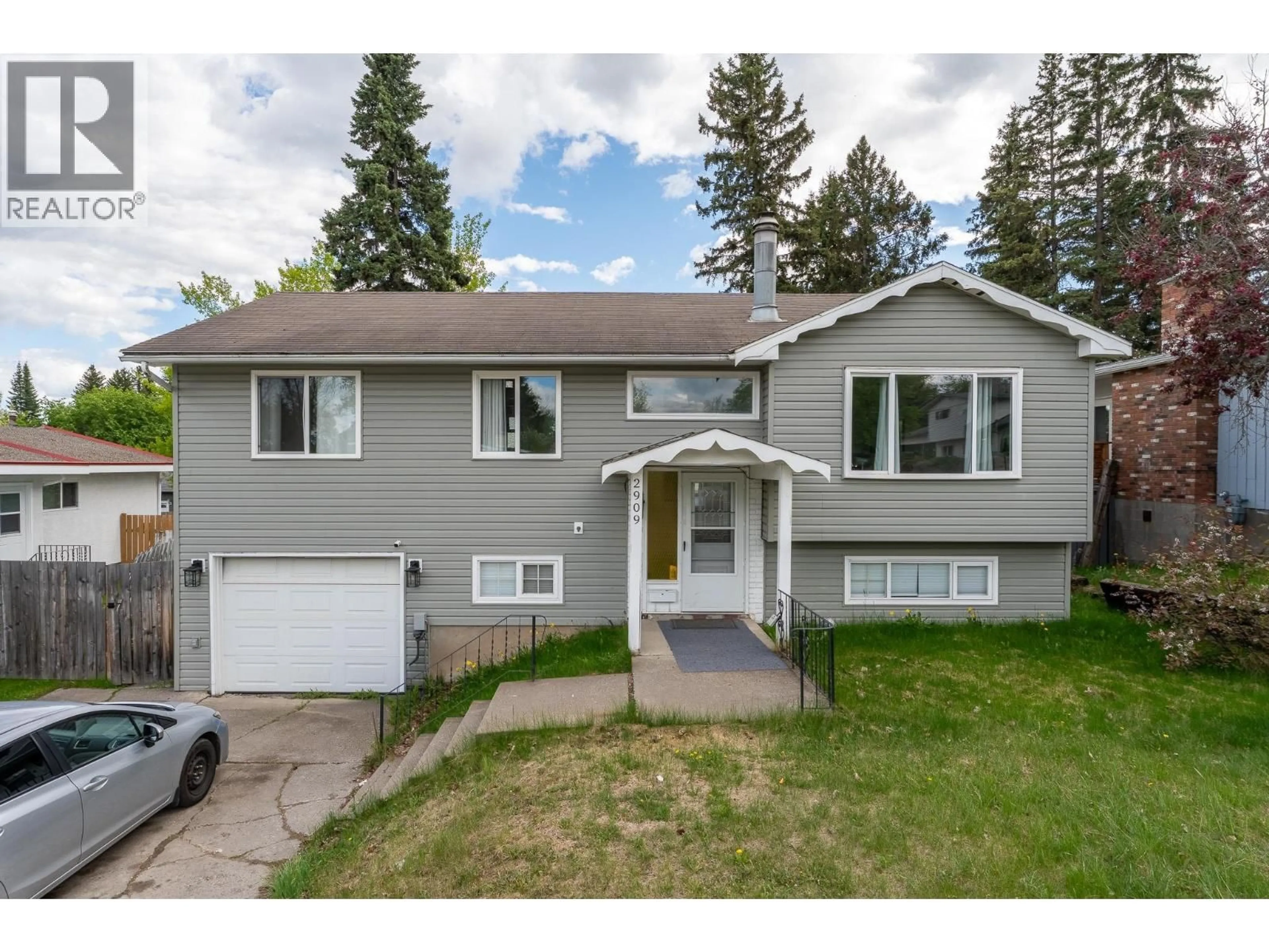 Home with vinyl exterior material, street for 2909 PINEWOOD AVENUE, Prince George British Columbia V2N1H8