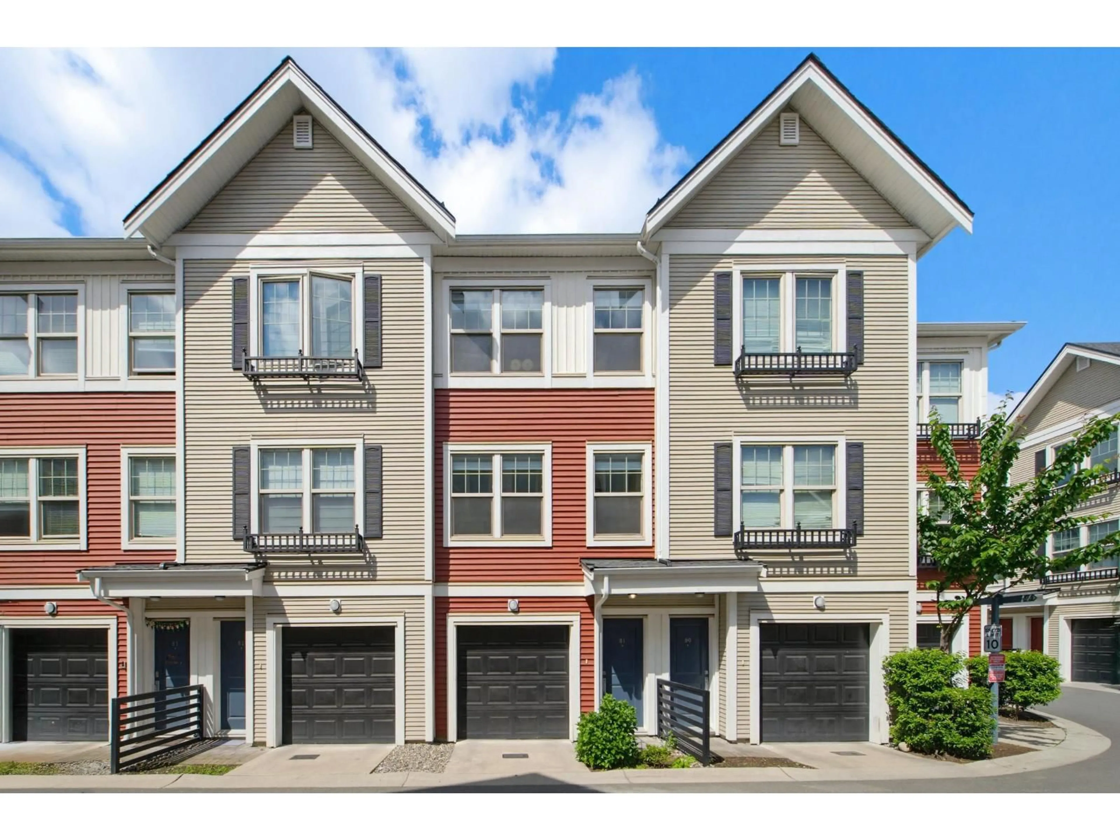 Home with vinyl exterior material, street for 81 - 32633 SIMON AVENUE, Abbotsford British Columbia V2T0G9