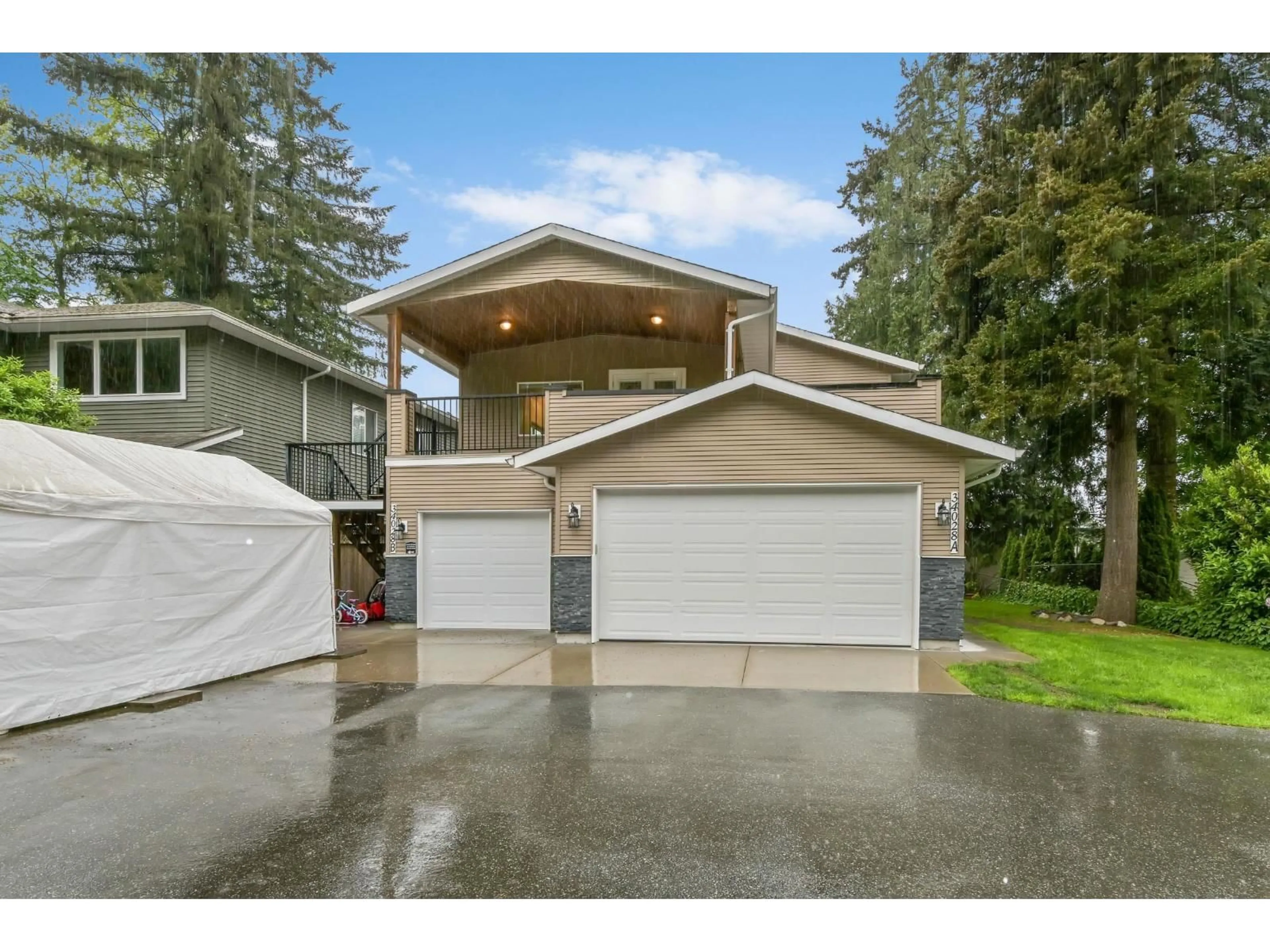 Home with vinyl exterior material, street for 34028 WALNUT AVENUE, Abbotsford British Columbia V2S2S5