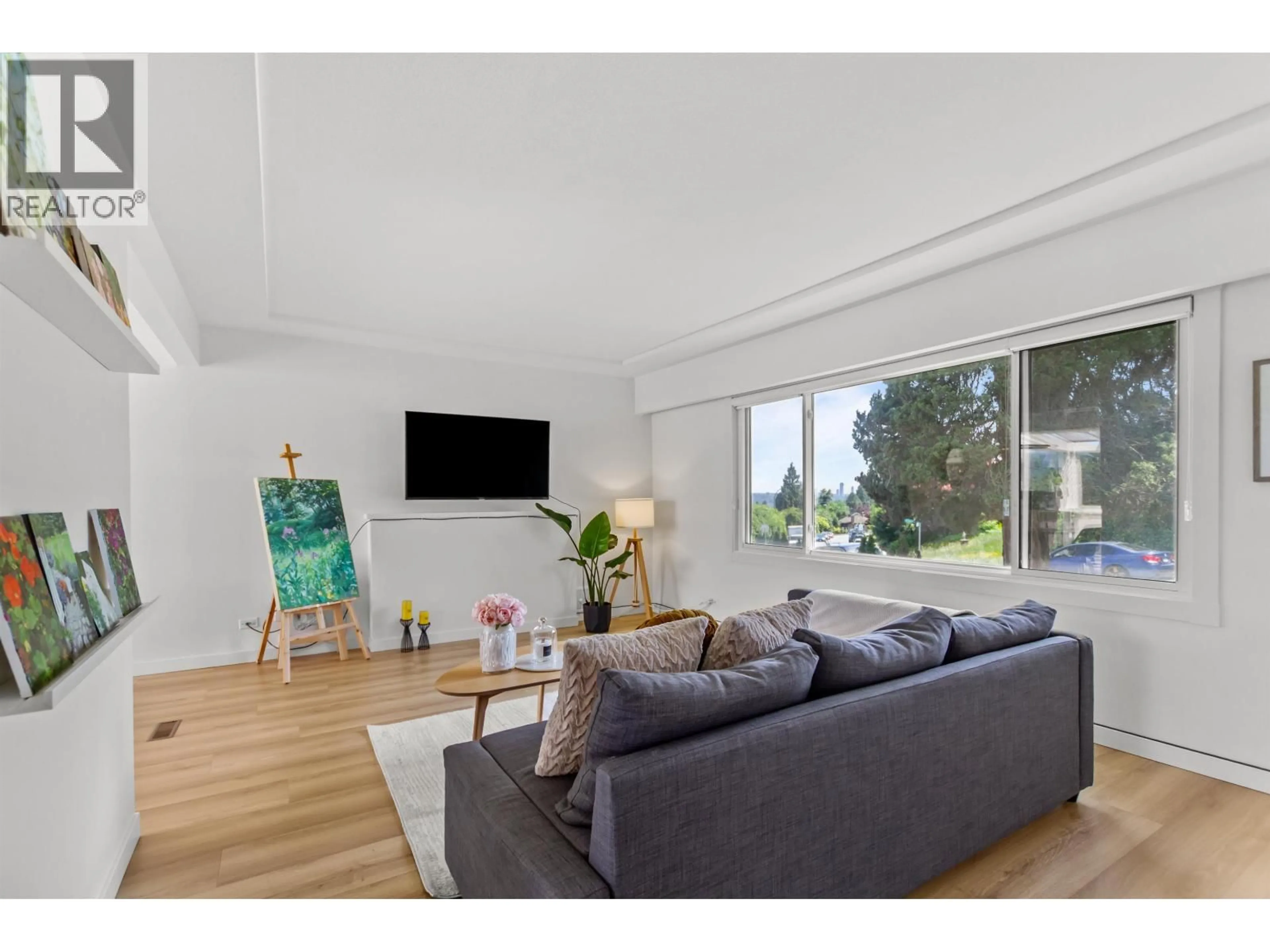 Living room with furniture, wood/laminate floor for 9175 HOLMES STREET, Burnaby British Columbia V3N4C1