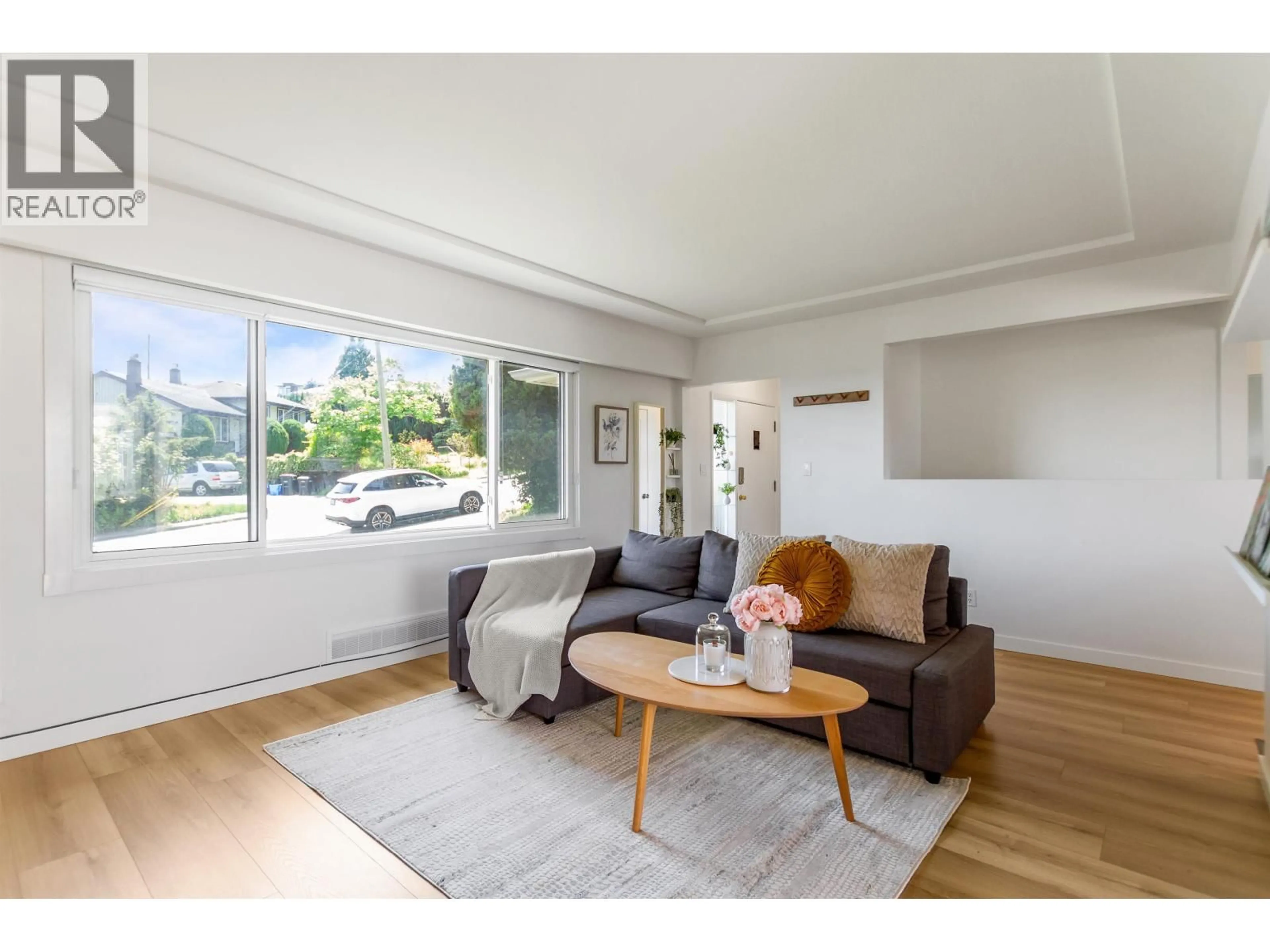 Living room with furniture, wood/laminate floor for 9175 HOLMES STREET, Burnaby British Columbia V3N4C1