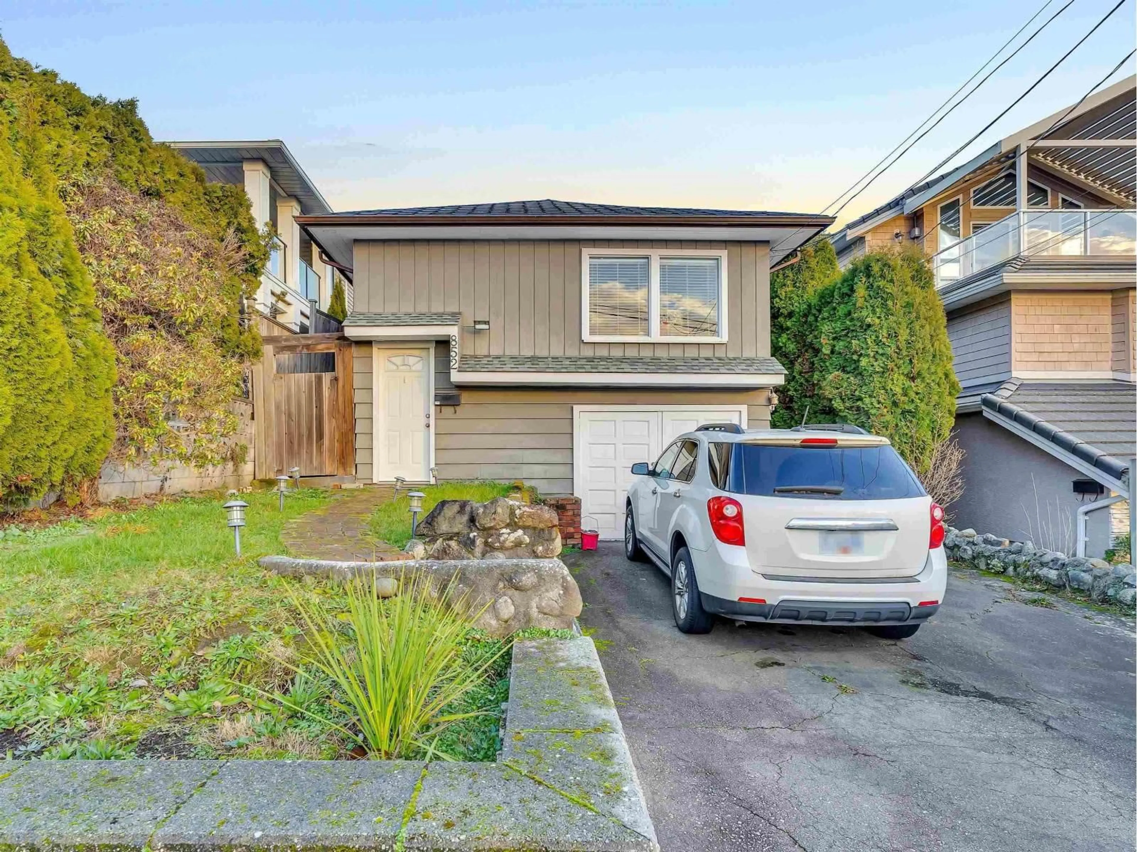 A pic from outside/outdoor area/front of a property/back of a property/a pic from drone, street for 852 STEVENS STREET, White Rock British Columbia V4B4X2