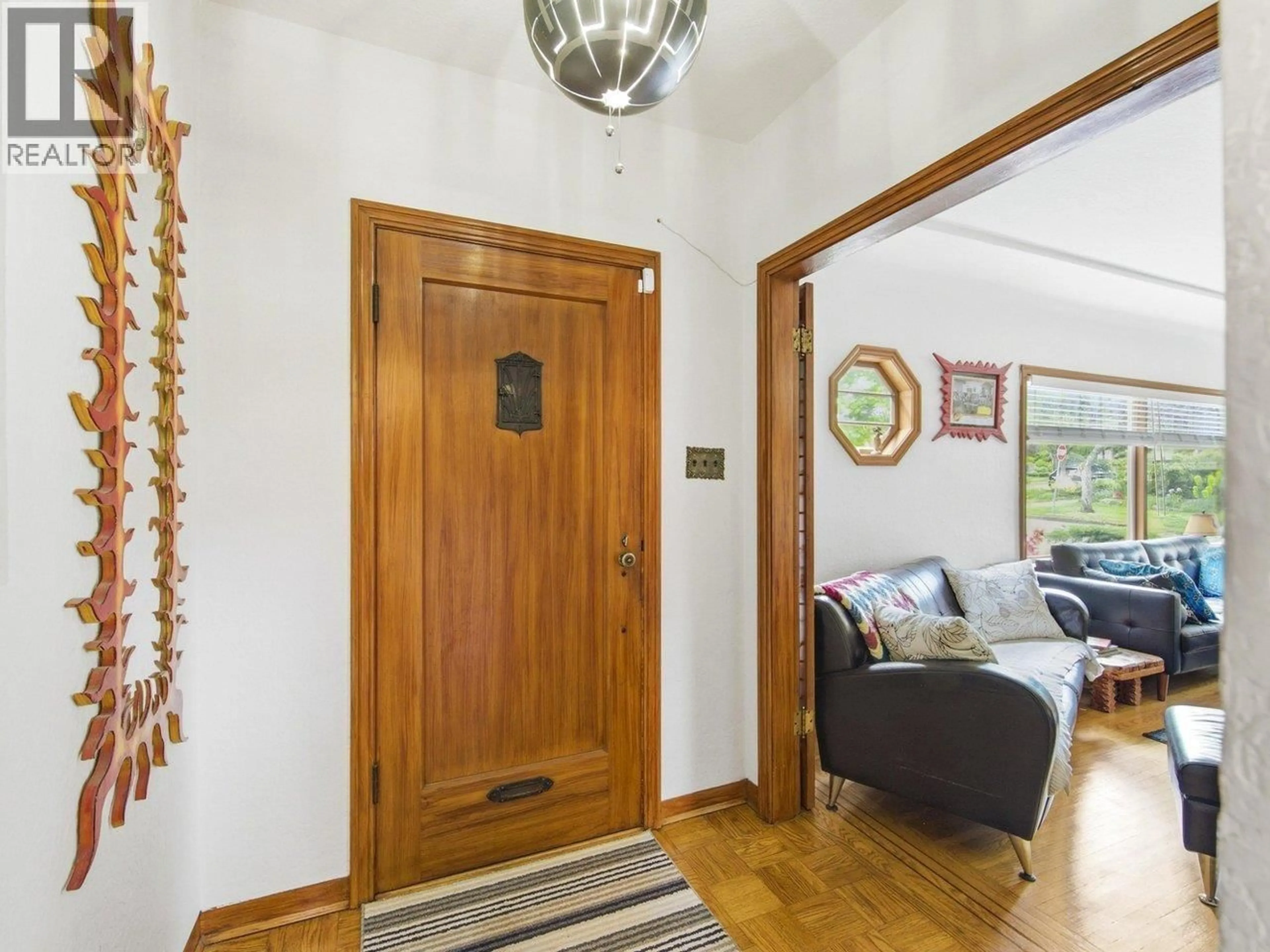 Indoor entryway for 2506 15TH AVENUE, Vancouver British Columbia V6K2Z4