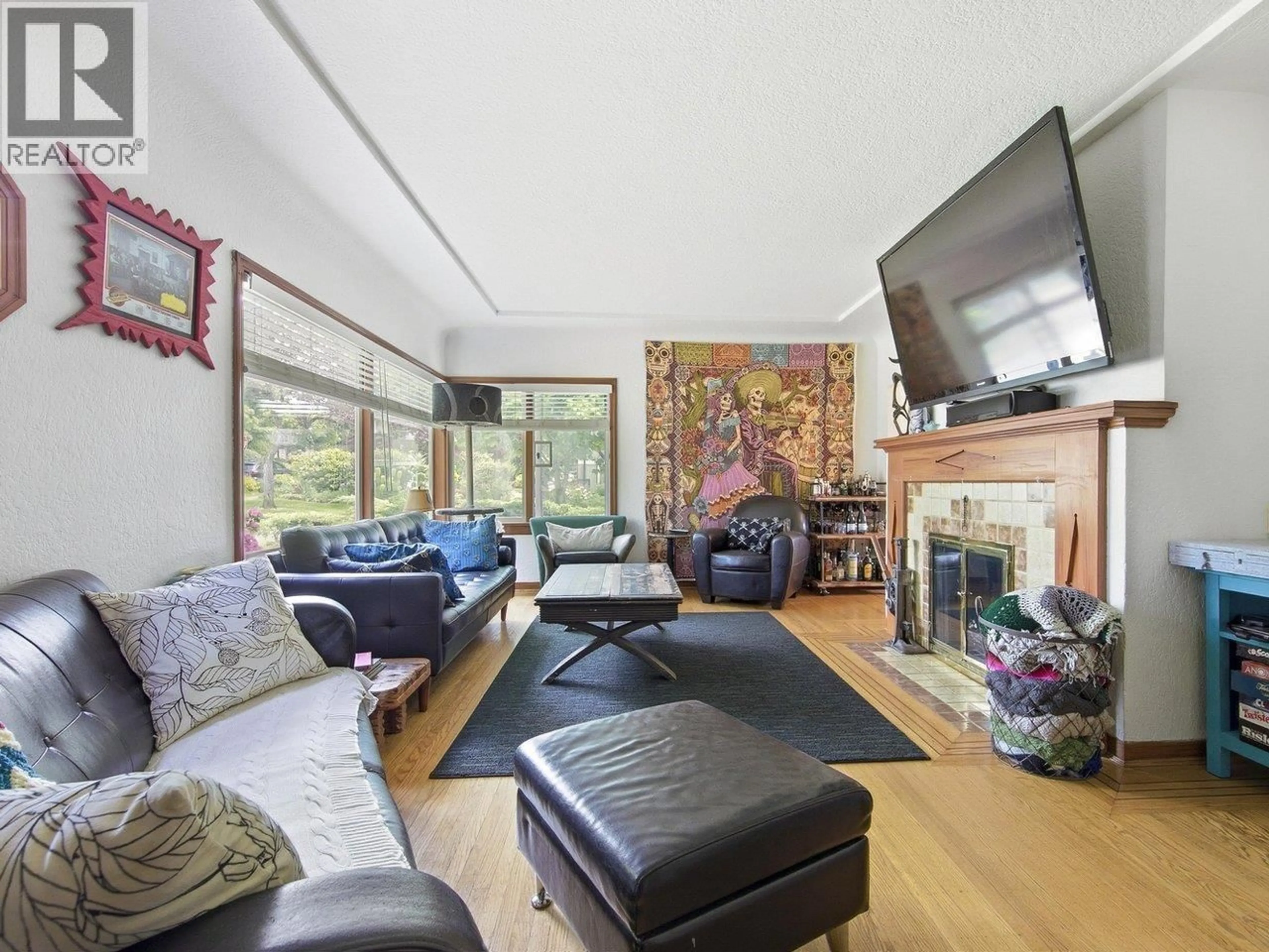 Living room with furniture, wood/laminate floor for 2506 15TH AVENUE, Vancouver British Columbia V6K2Z4