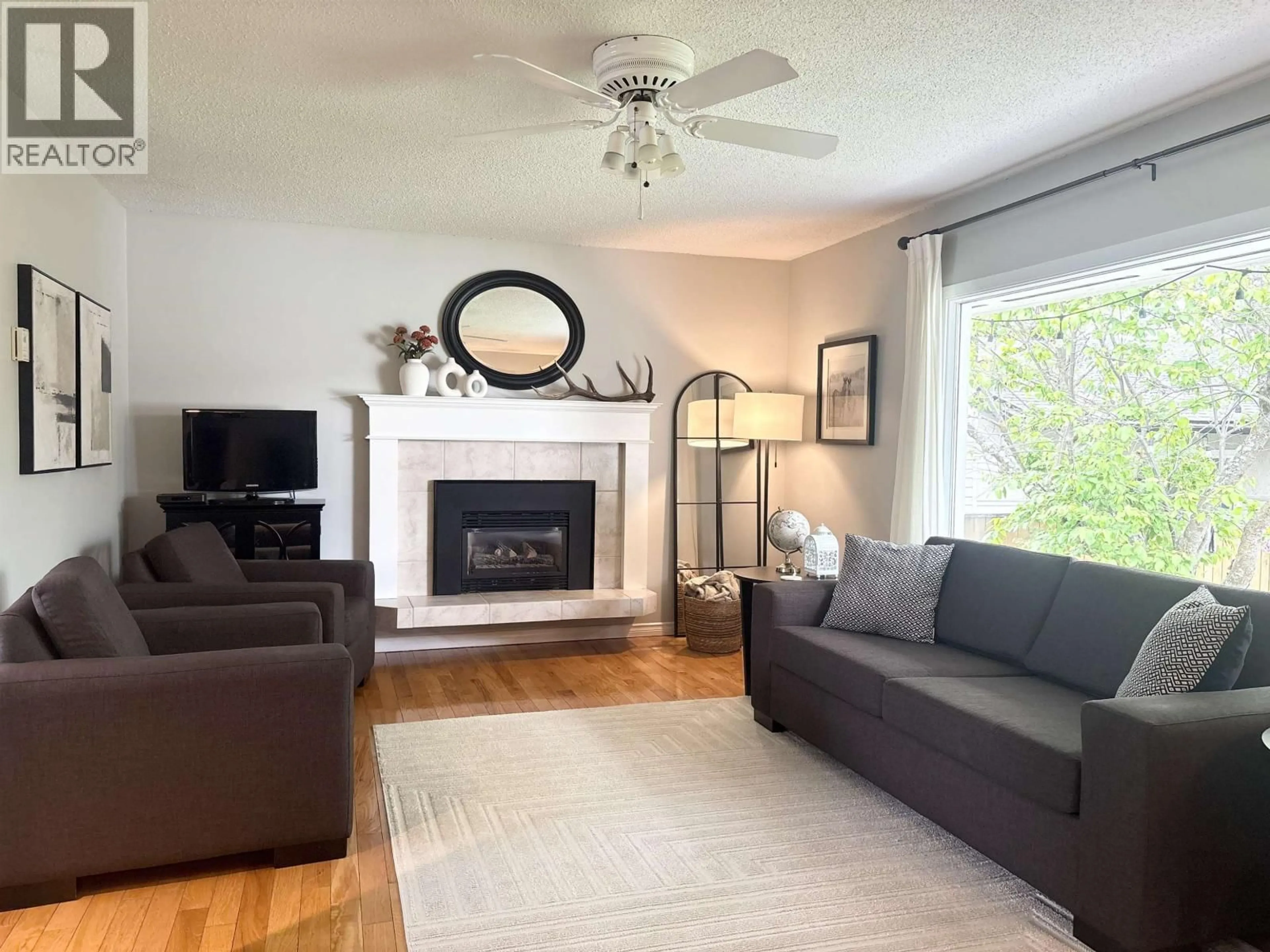 Living room with furniture, wood/laminate floor for 1115 MCGREGOR AVENUE, Prince George British Columbia V2M4A8