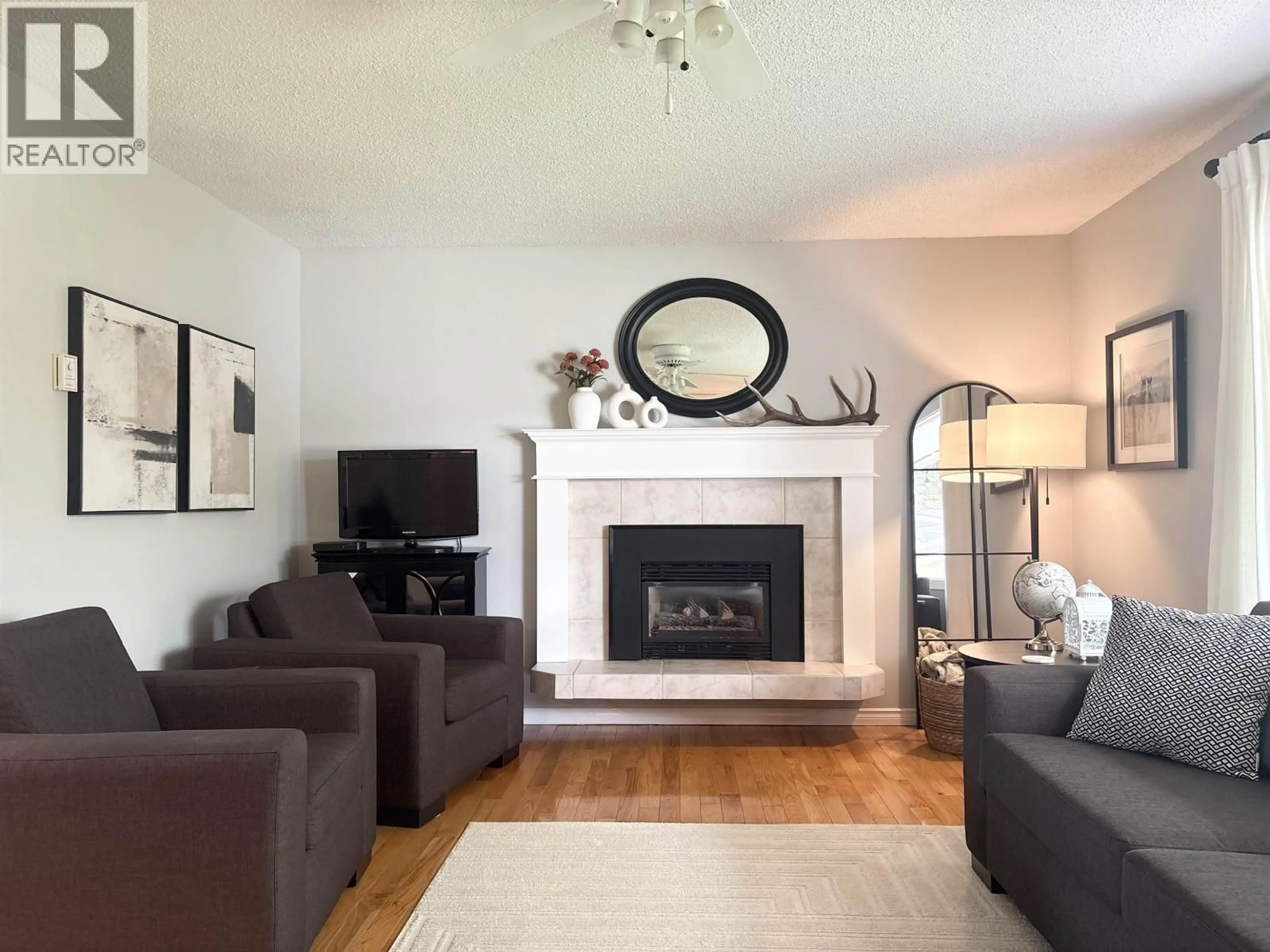 Living room with furniture, wood/laminate floor for 1115 MCGREGOR AVENUE, Prince George British Columbia V2M4A8