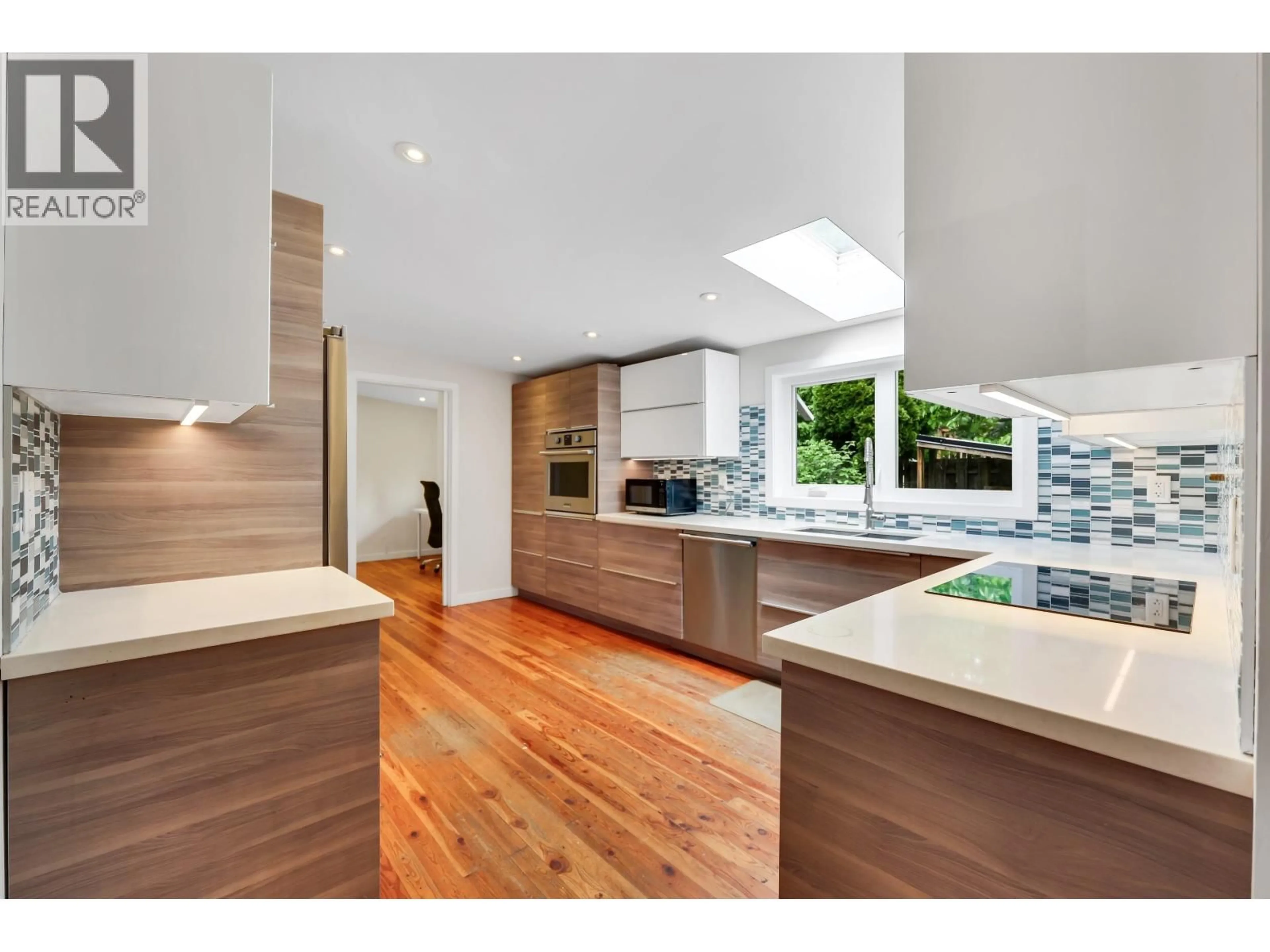 Contemporary kitchen, unknown for 40524 HIGHLANDS WAY, Squamish British Columbia V0N1T0