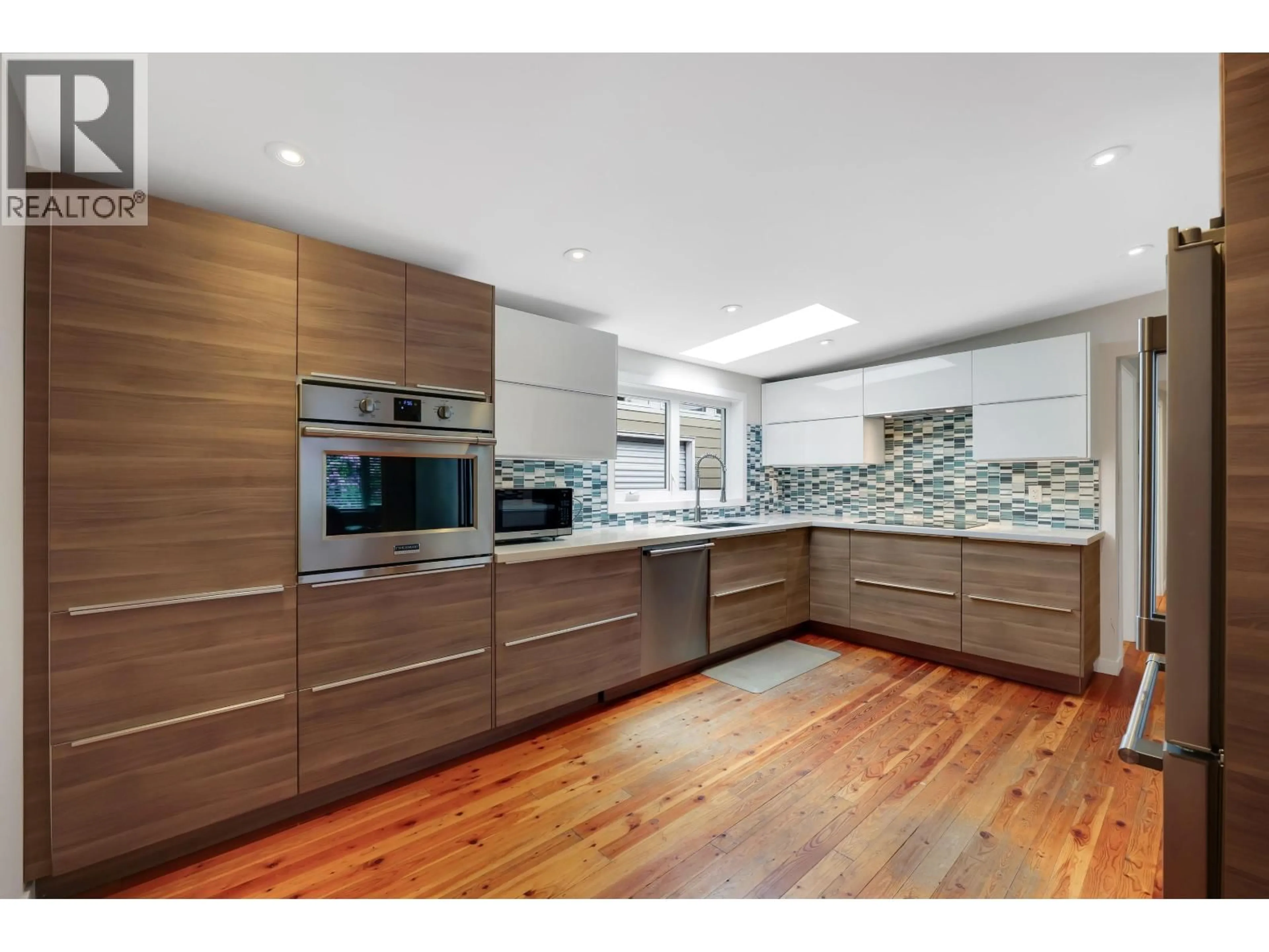 Contemporary kitchen, wood/laminate floor for 40524 HIGHLANDS WAY, Squamish British Columbia V0N1T0