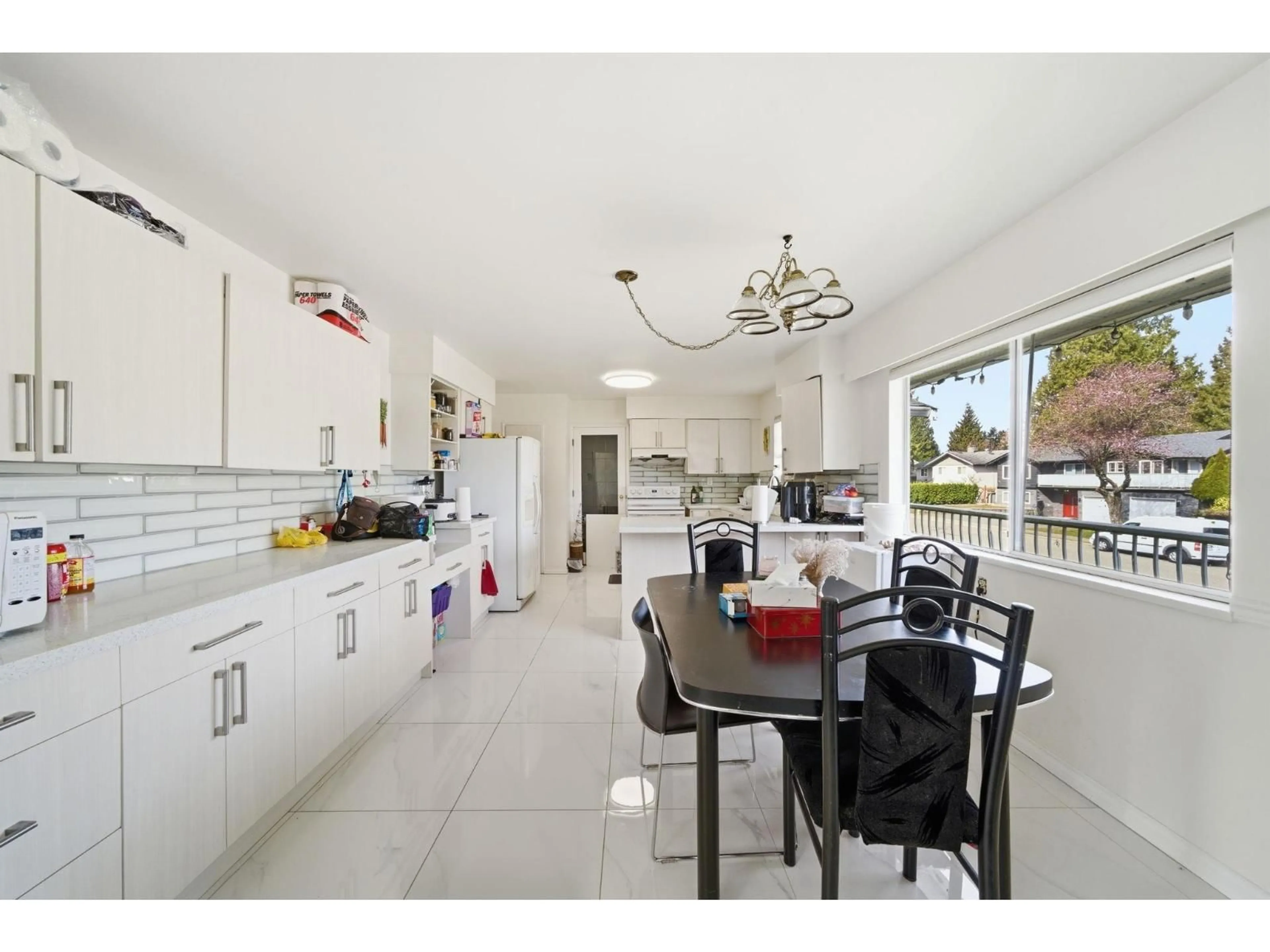 Open concept kitchen, ceramic/tile floor for 11926 82A AVENUE, Delta British Columbia V4C2E6