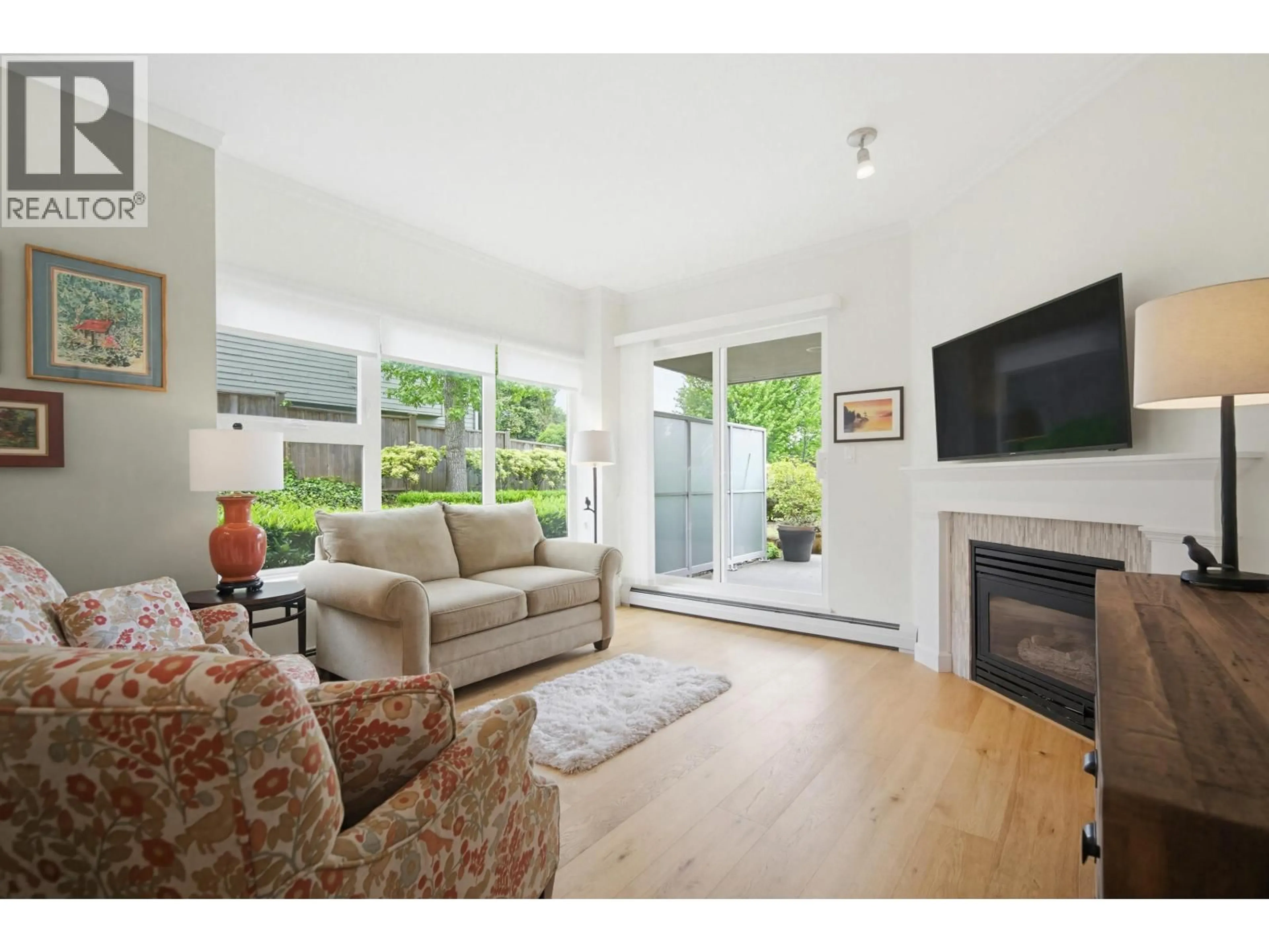 Living room with furniture, wood/laminate floor for 104 - 1400 VIEW CRESCENT, Tsawwassen British Columbia V4L1Z1