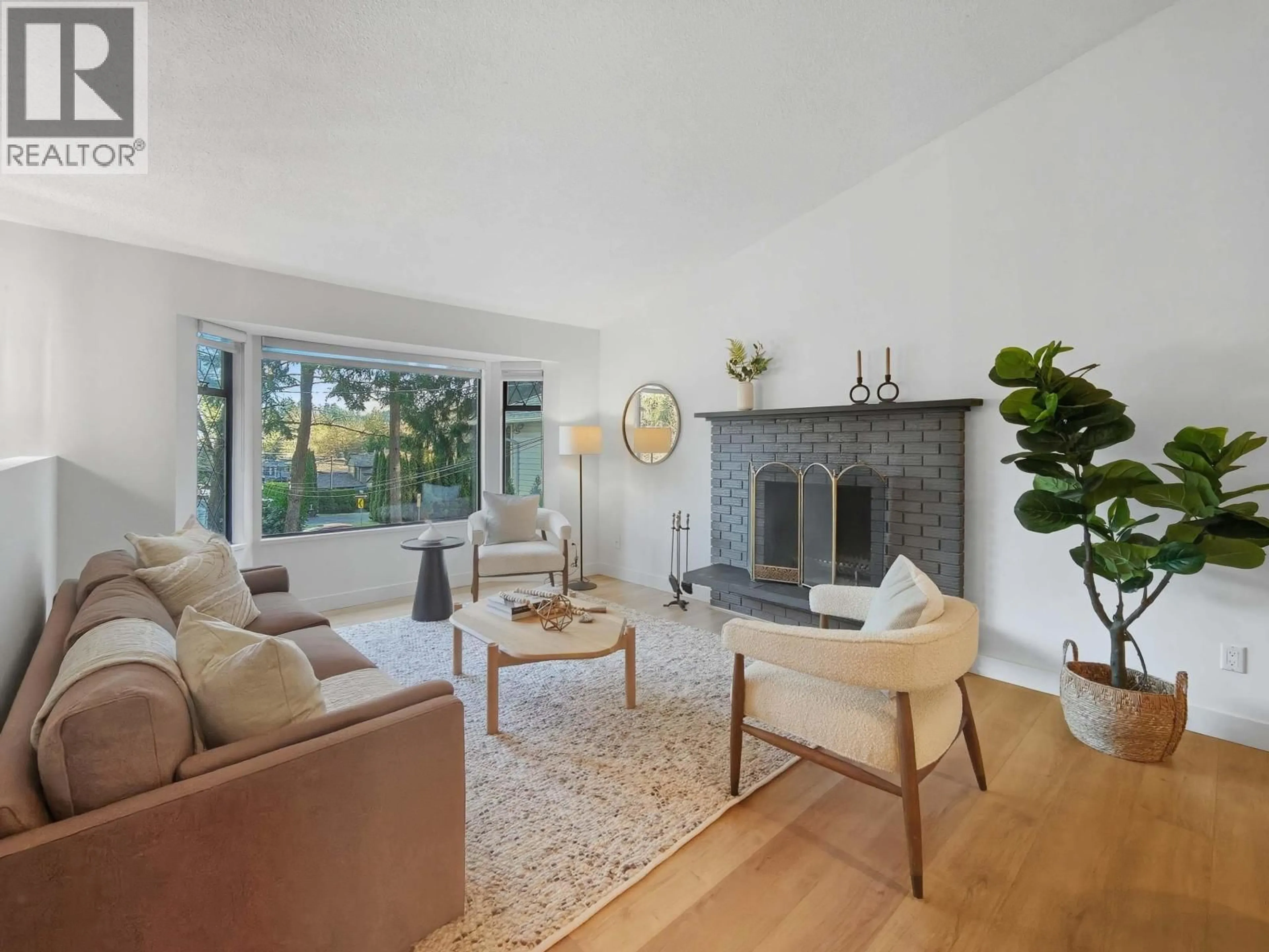 Living room with furniture, unknown for 1777 CALEDONIA AVENUE, North Vancouver British Columbia V7G1T5