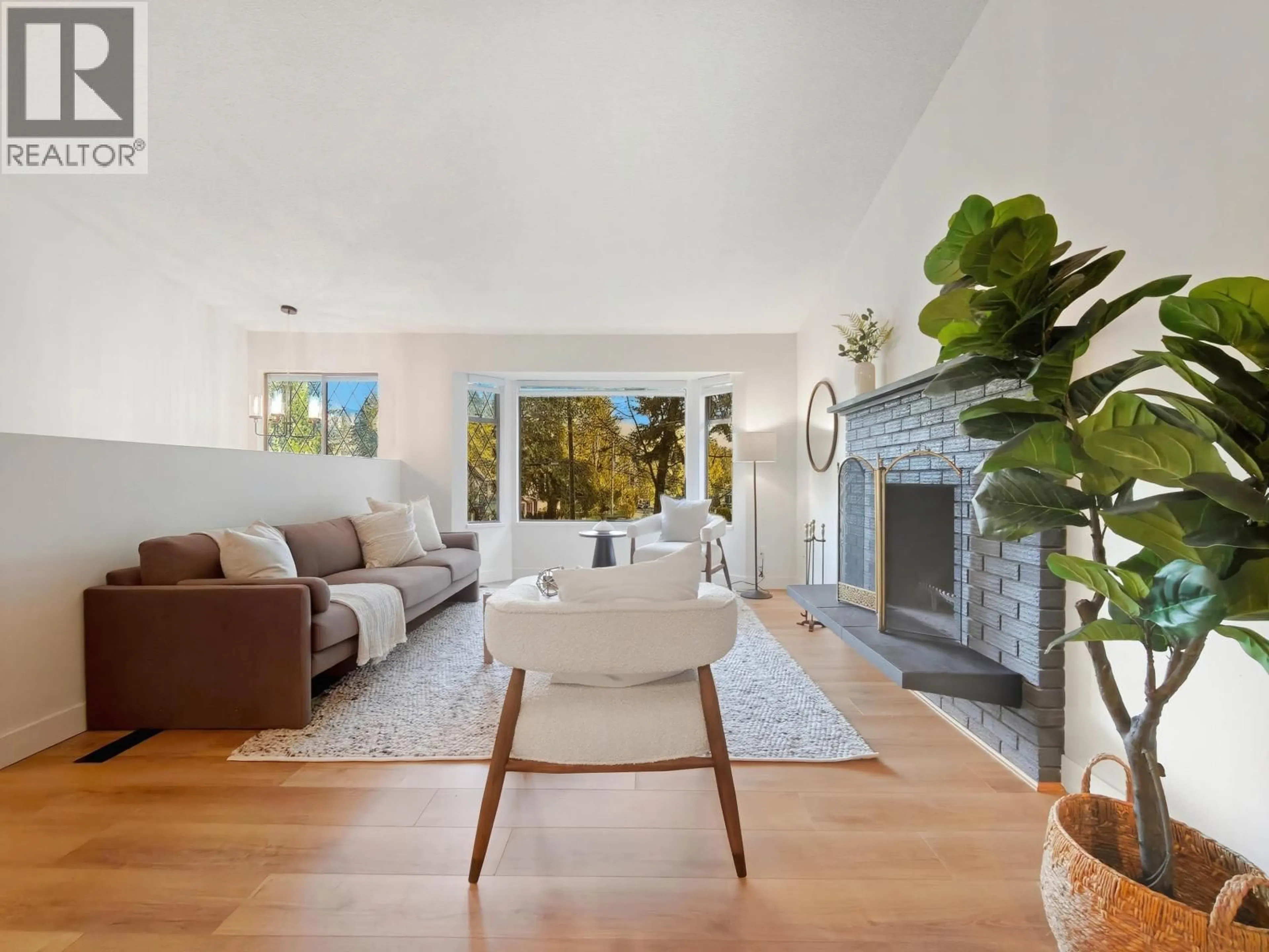 Living room with furniture, unknown for 1777 CALEDONIA AVENUE, North Vancouver British Columbia V7G1T5
