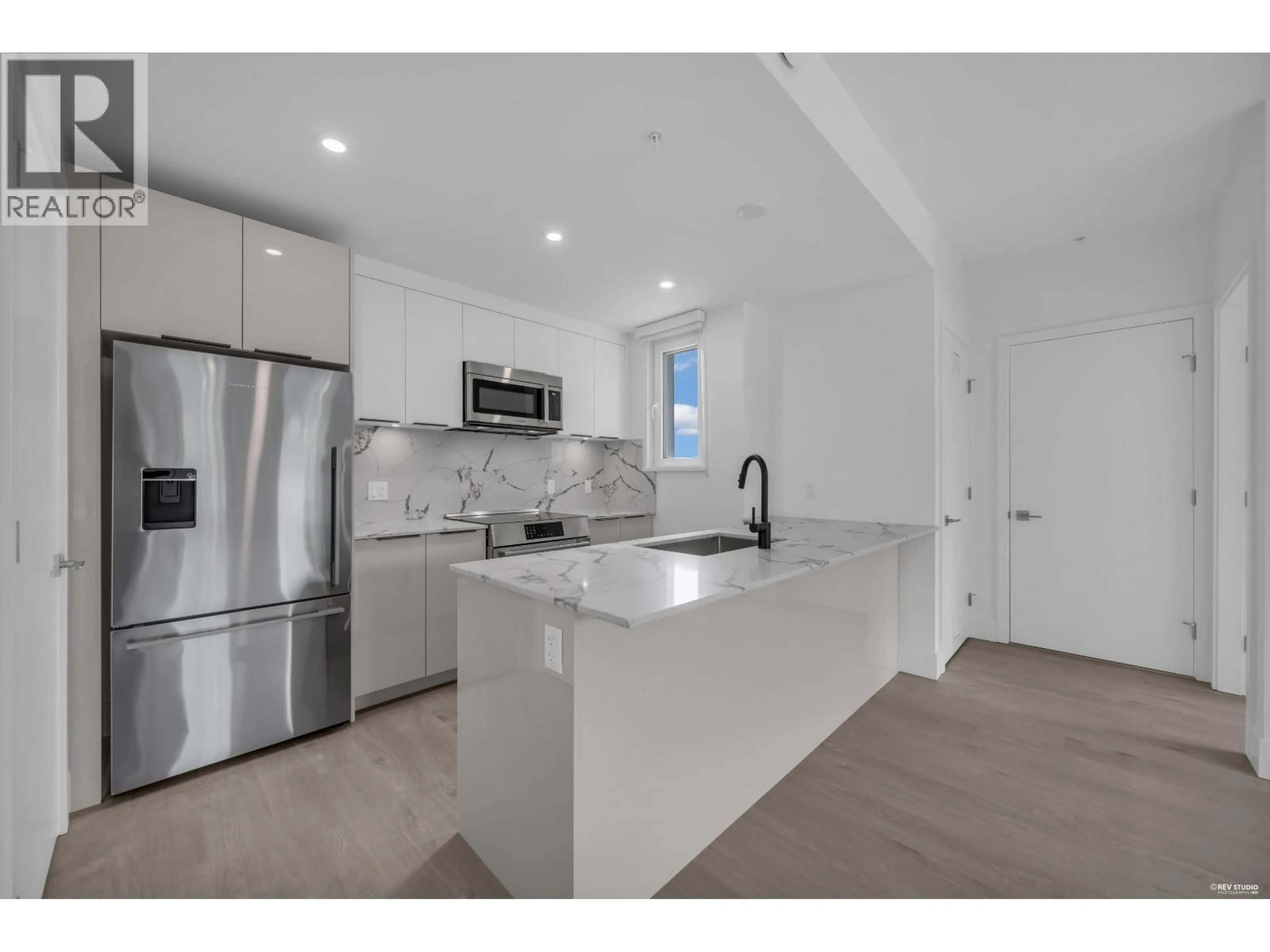 Open concept kitchen, ceramic/tile floor for 309 - 2250 1ST AVENUE, Vancouver British Columbia V5N1B6