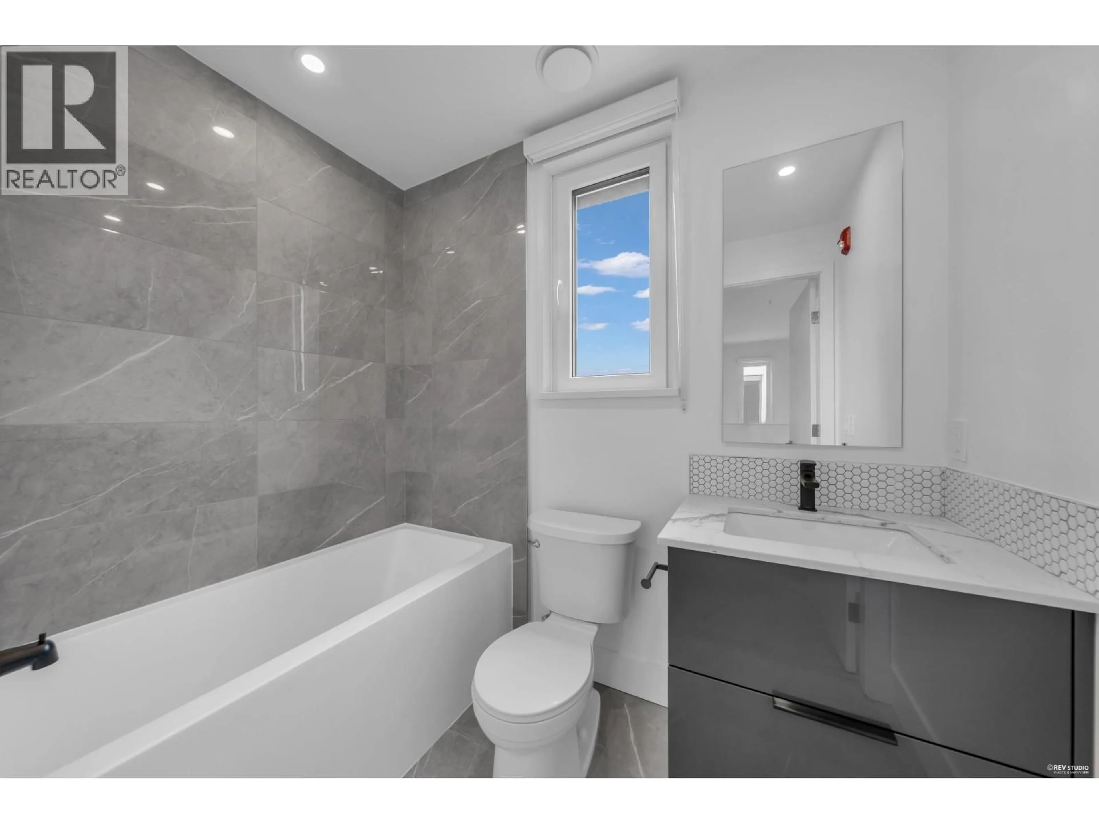 Standard bathroom, ceramic/tile floor for 309 - 2250 1ST AVENUE, Vancouver British Columbia V5N1B6