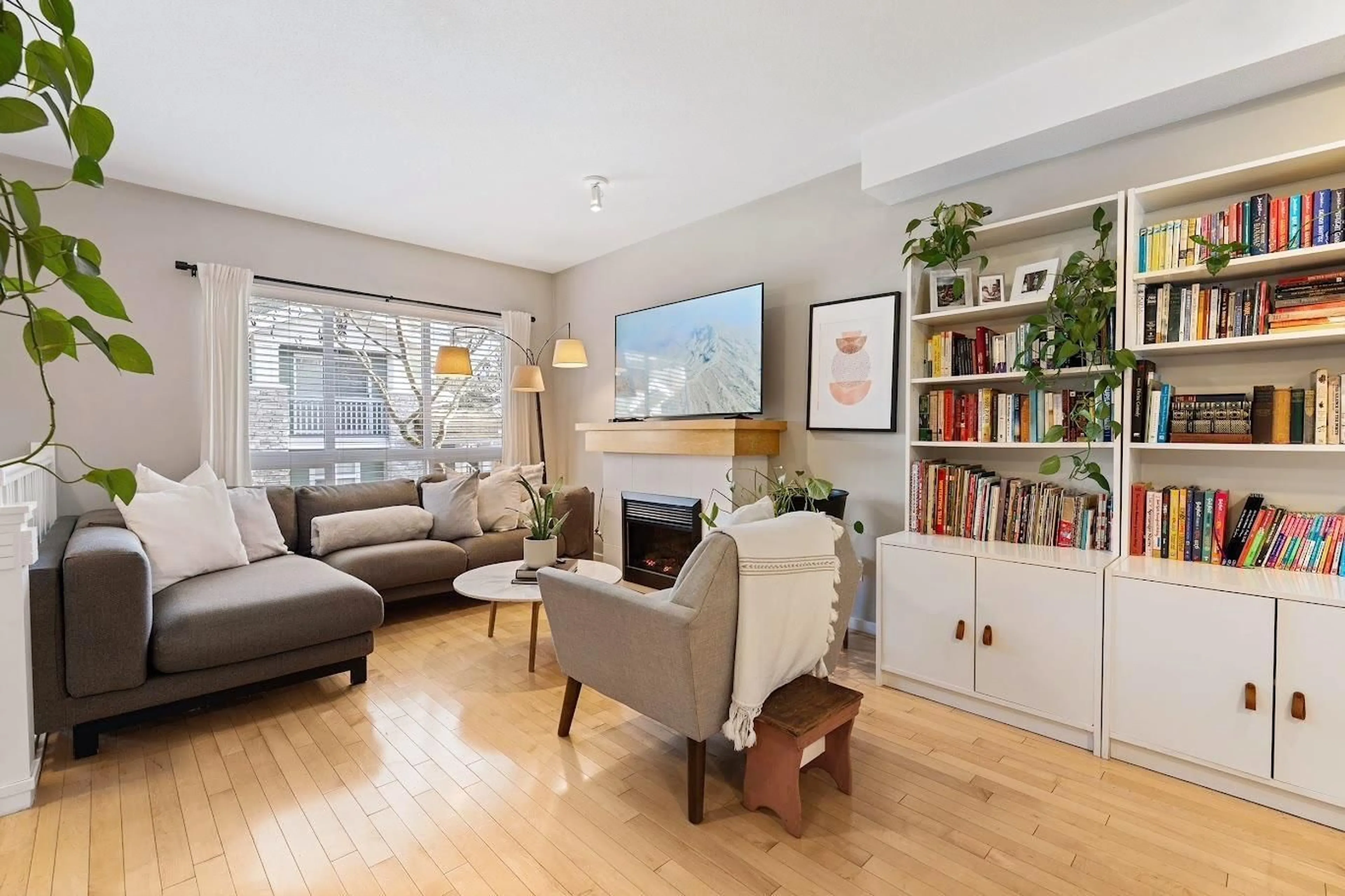 Living room with furniture, unknown for 70 - 15168 36 AVENUE, Surrey British Columbia V3Z0Z6