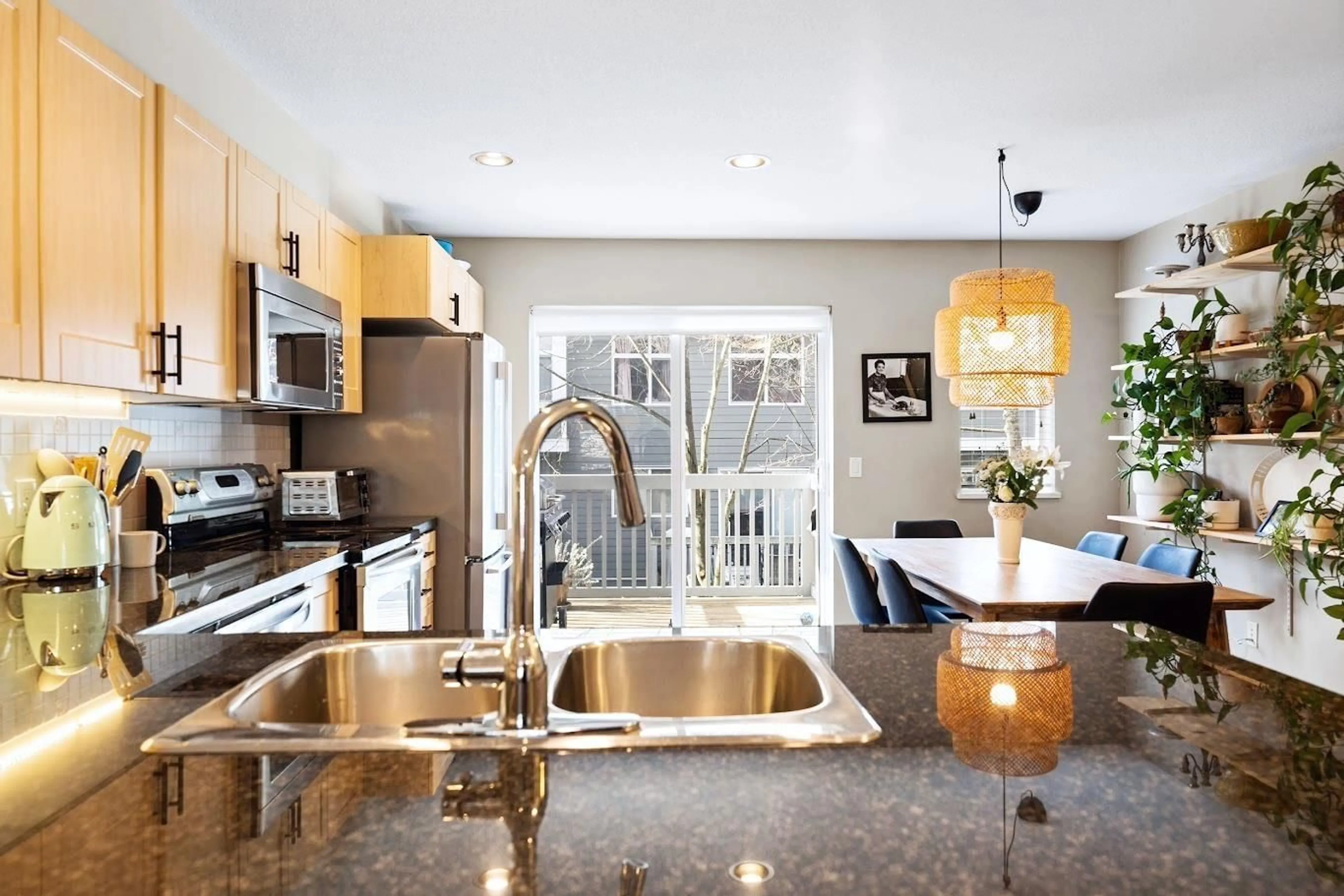 Contemporary kitchen, unknown for 70 - 15168 36 AVENUE, Surrey British Columbia V3Z0Z6