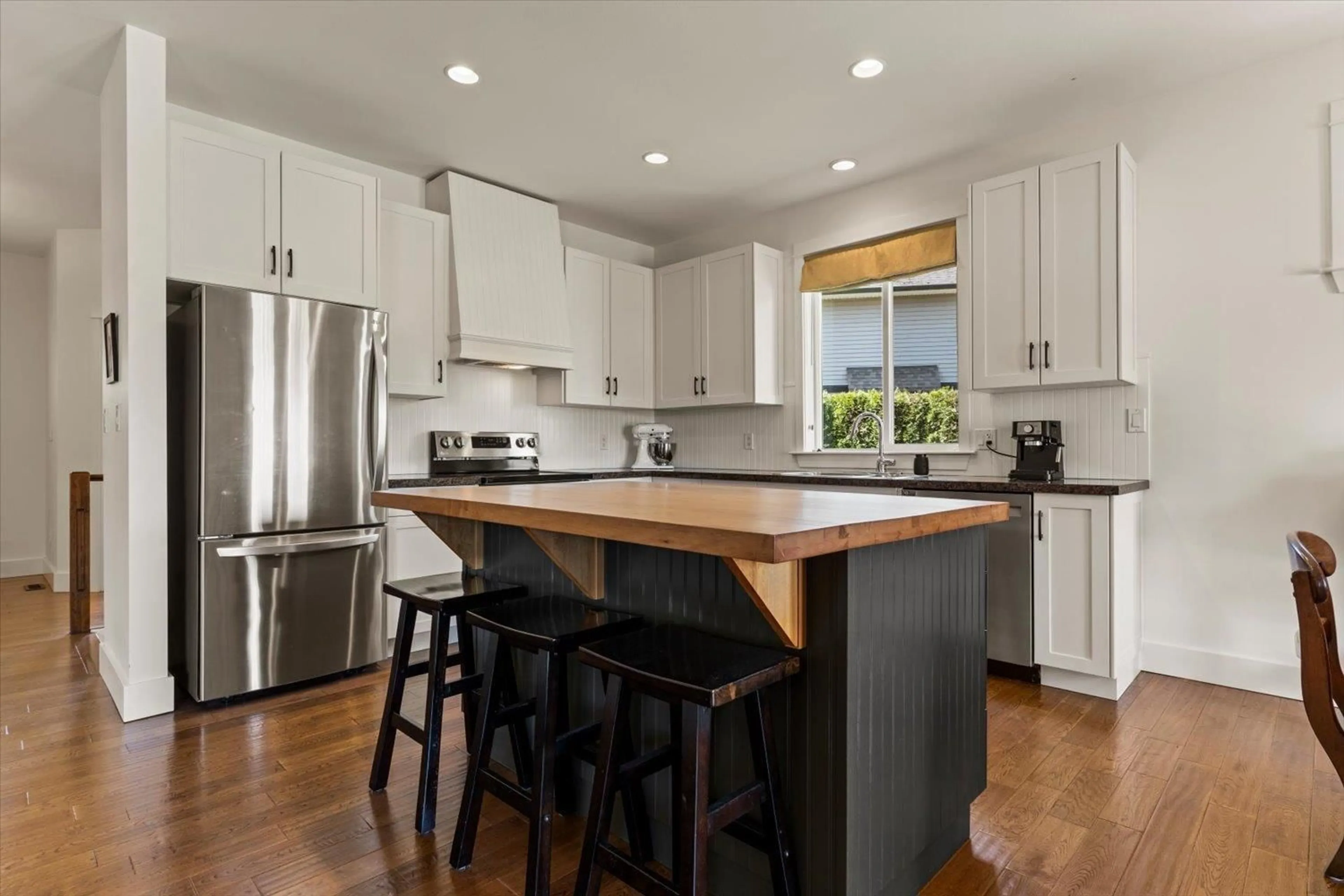 Open concept kitchen, wood/laminate floor for 8408 BRADSHAW PLACE, Chilliwack British Columbia V4Z0A7
