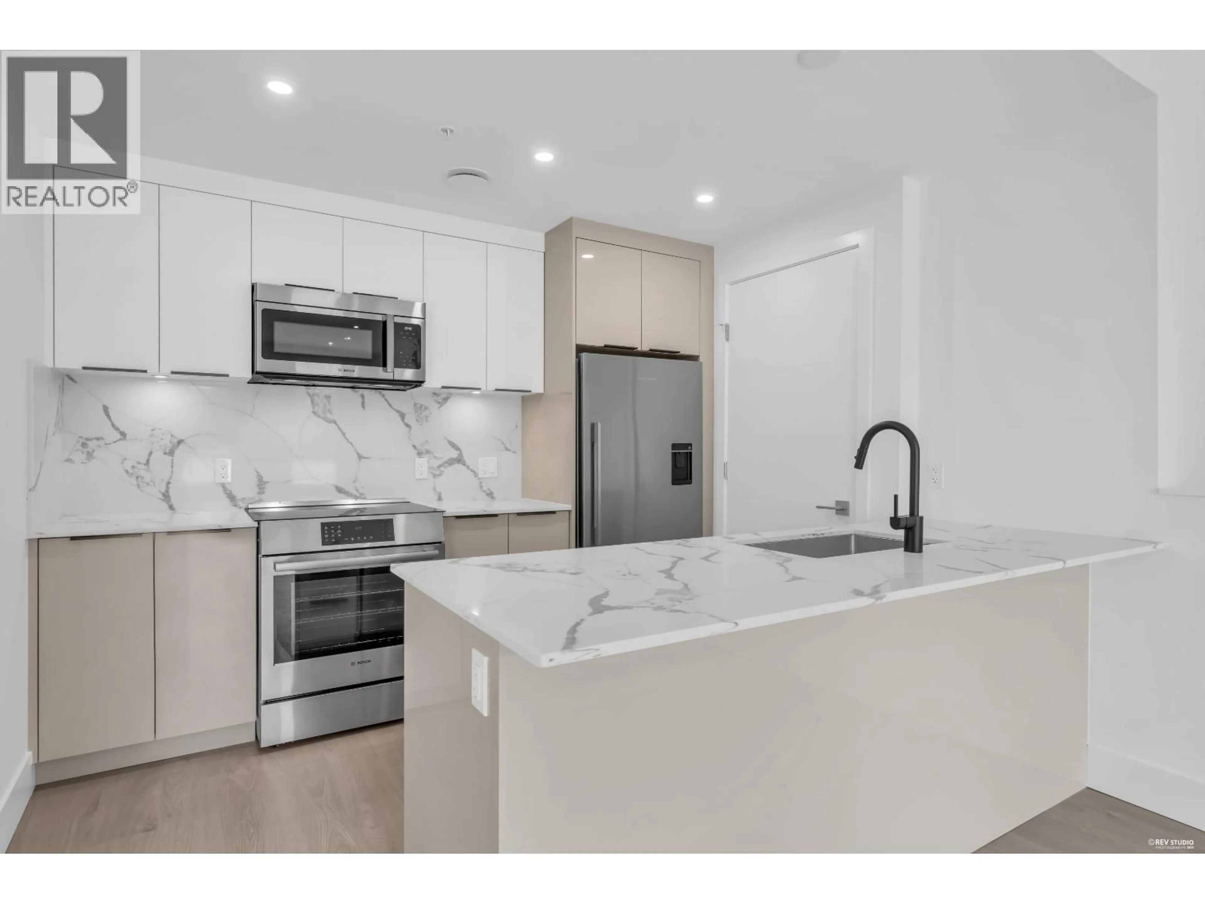 Open concept kitchen, ceramic/tile floor for 315 - 2250 1ST AVENUE, Vancouver British Columbia V5N1B6