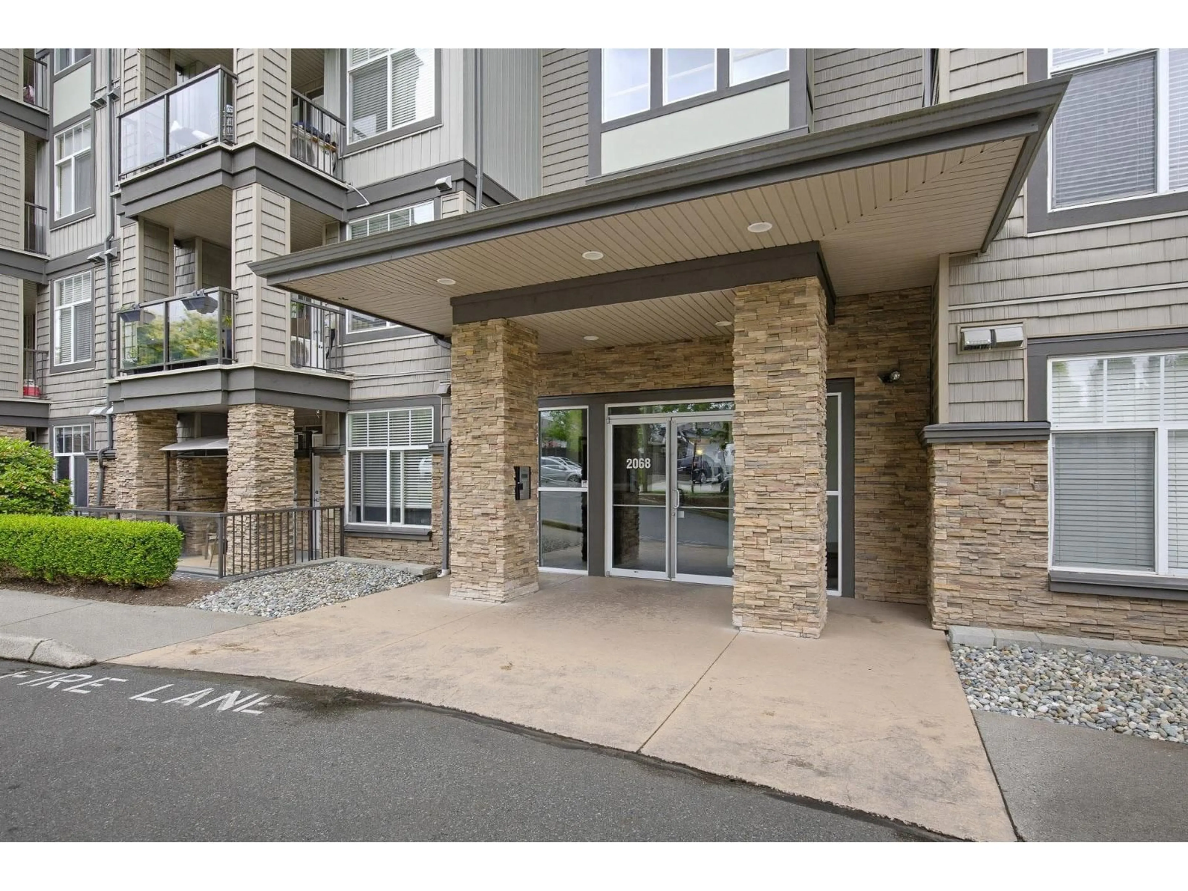 Indoor foyer for 403 - 2068 SANDALWOOD CRESCENT, Abbotsford British Columbia V2S3H6