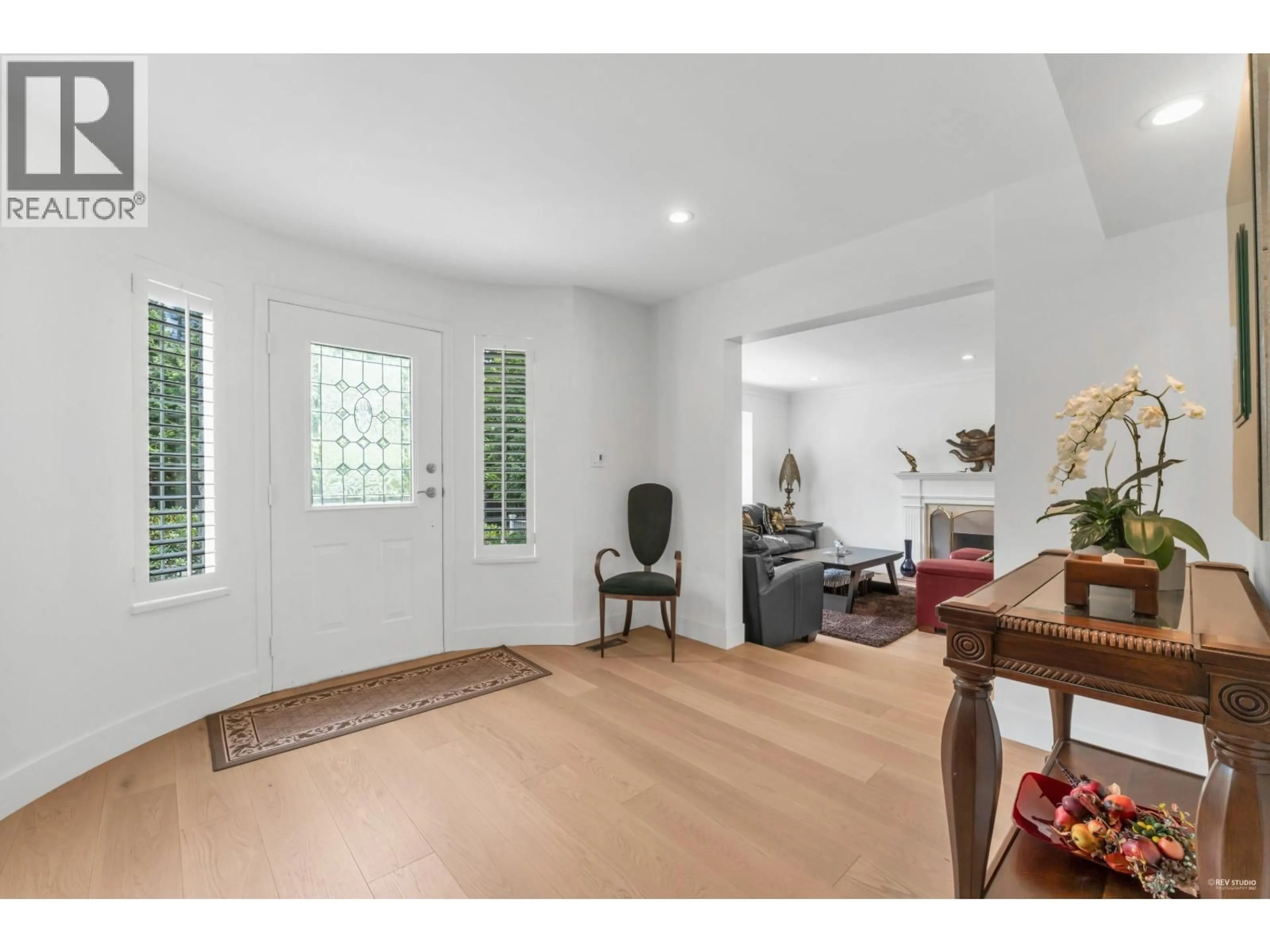 Indoor entryway for 441 INGLEWOOD AVENUE, West Vancouver British Columbia V7T1X2