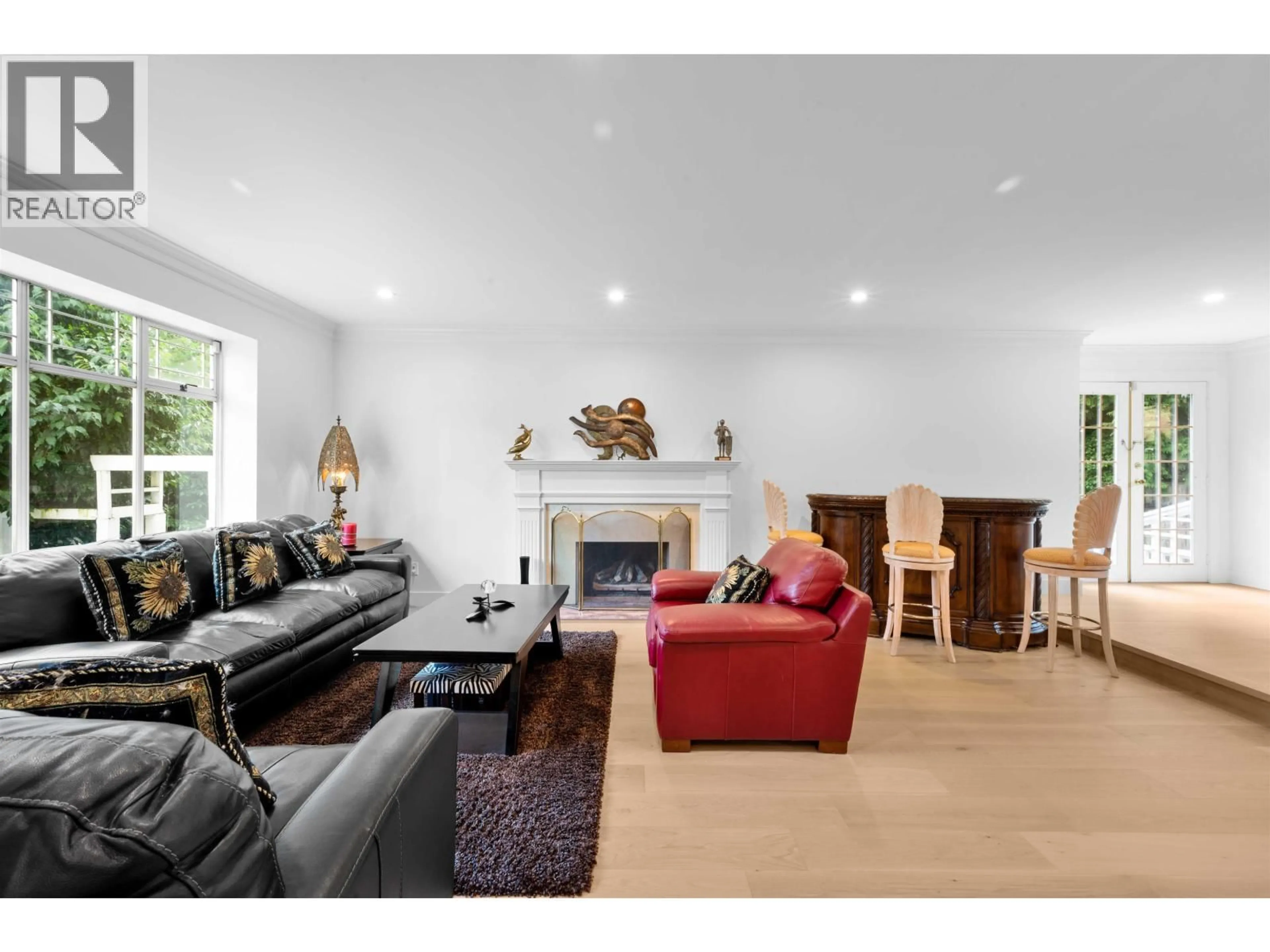 Living room with furniture, wood/laminate floor for 441 INGLEWOOD AVENUE, West Vancouver British Columbia V7T1X2