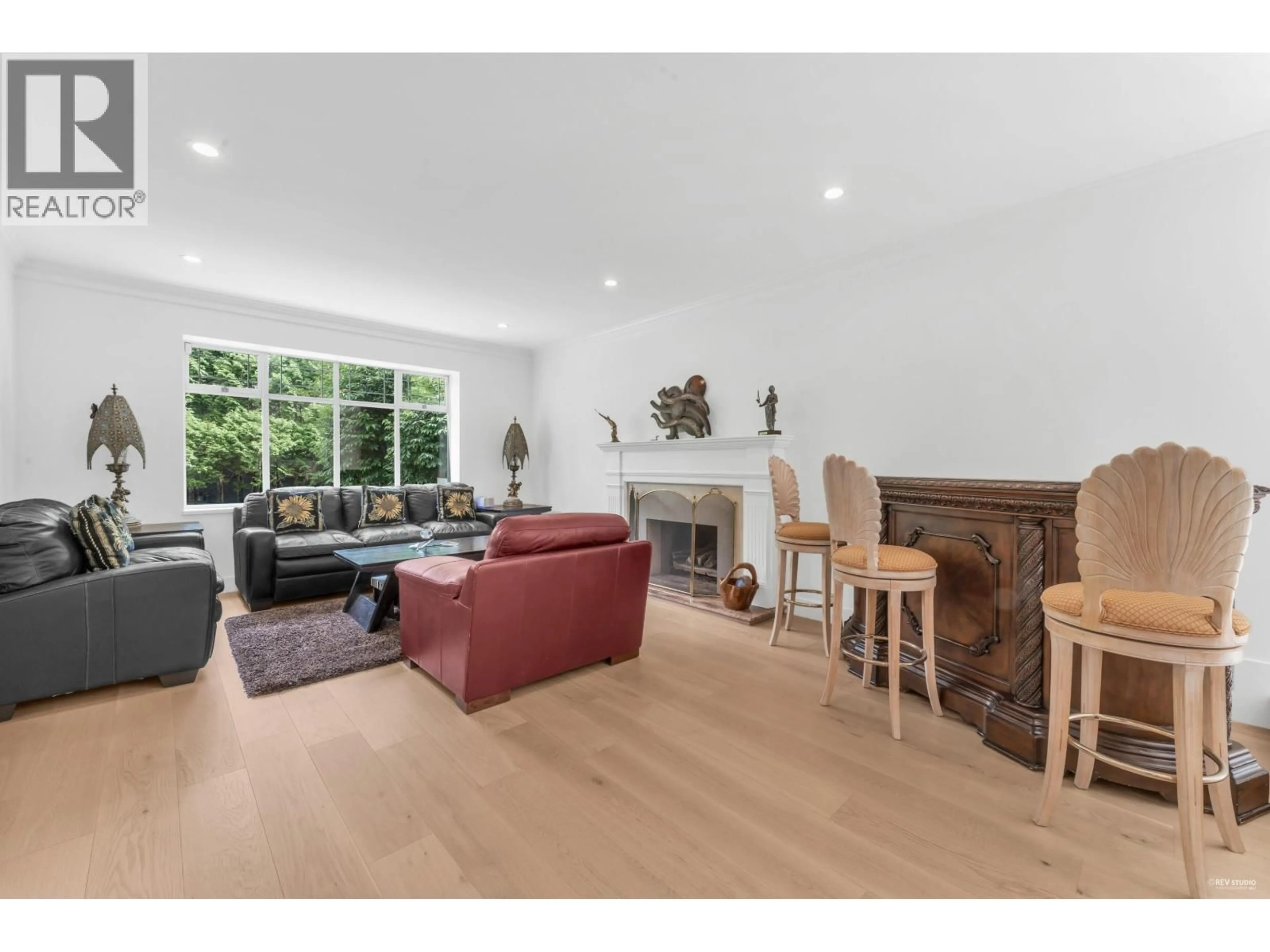 Living room with furniture, wood/laminate floor for 441 INGLEWOOD AVENUE, West Vancouver British Columbia V7T1X2