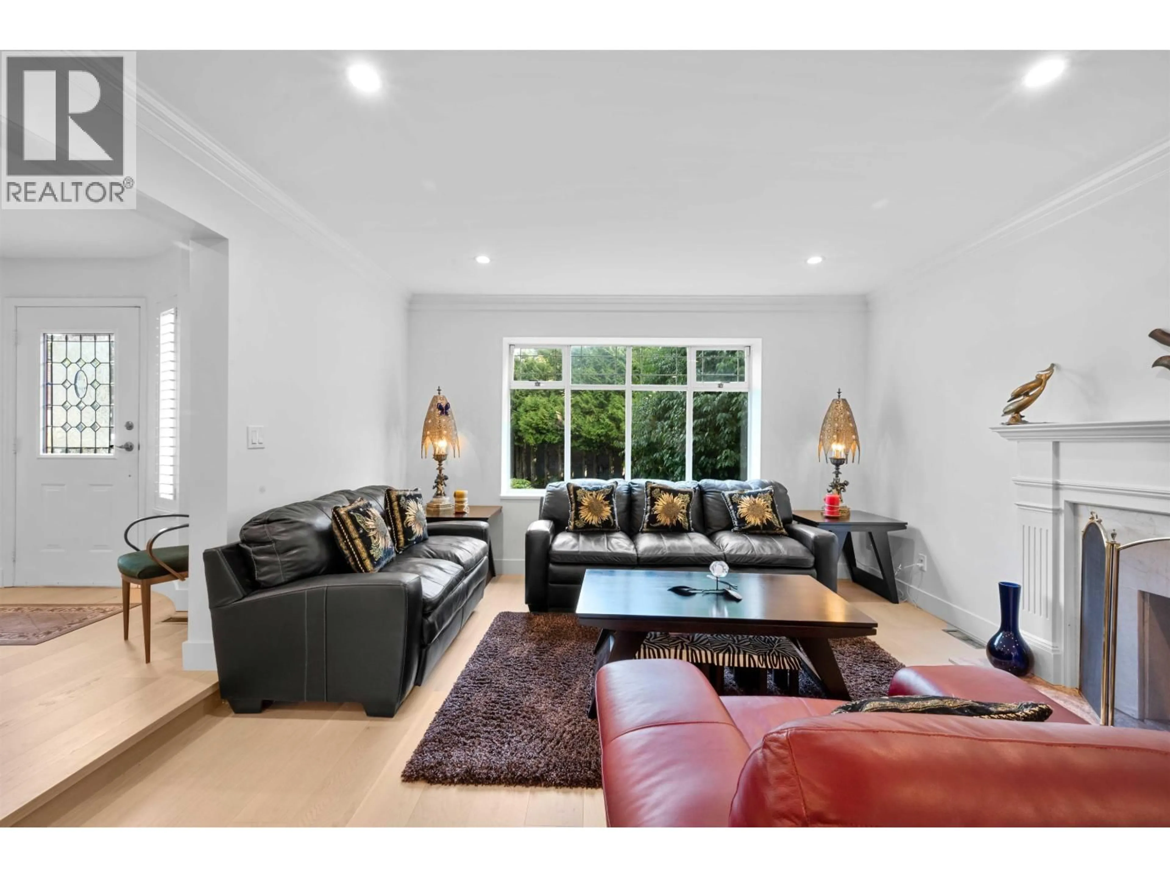 Living room with furniture, wood/laminate floor for 441 INGLEWOOD AVENUE, West Vancouver British Columbia V7T1X2