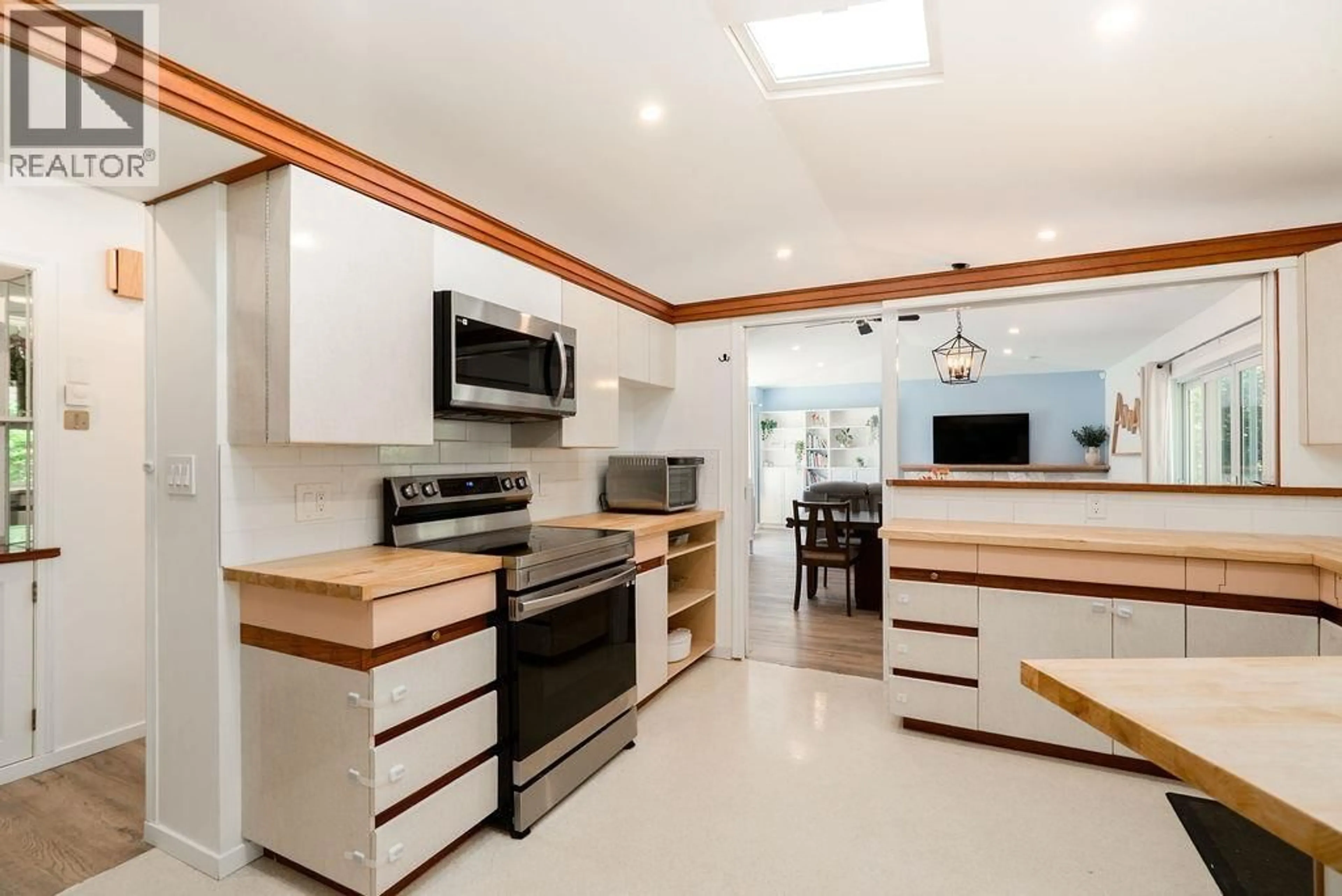 Open concept kitchen, ceramic/tile floor for 1032 EDGEWATER CRESCENT, Squamish British Columbia V8B0B2