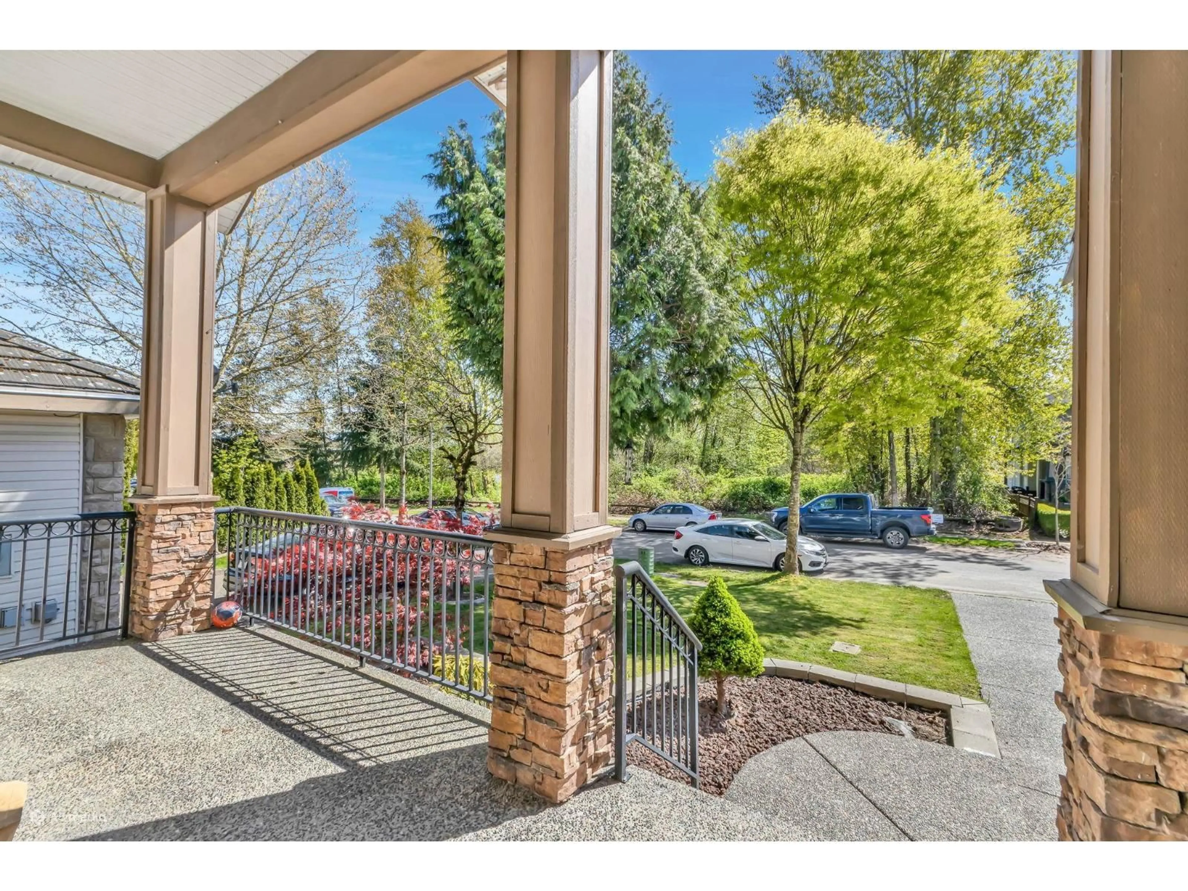 Indoor foyer for 14893 67A AVENUE, Surrey British Columbia V3S0P3
