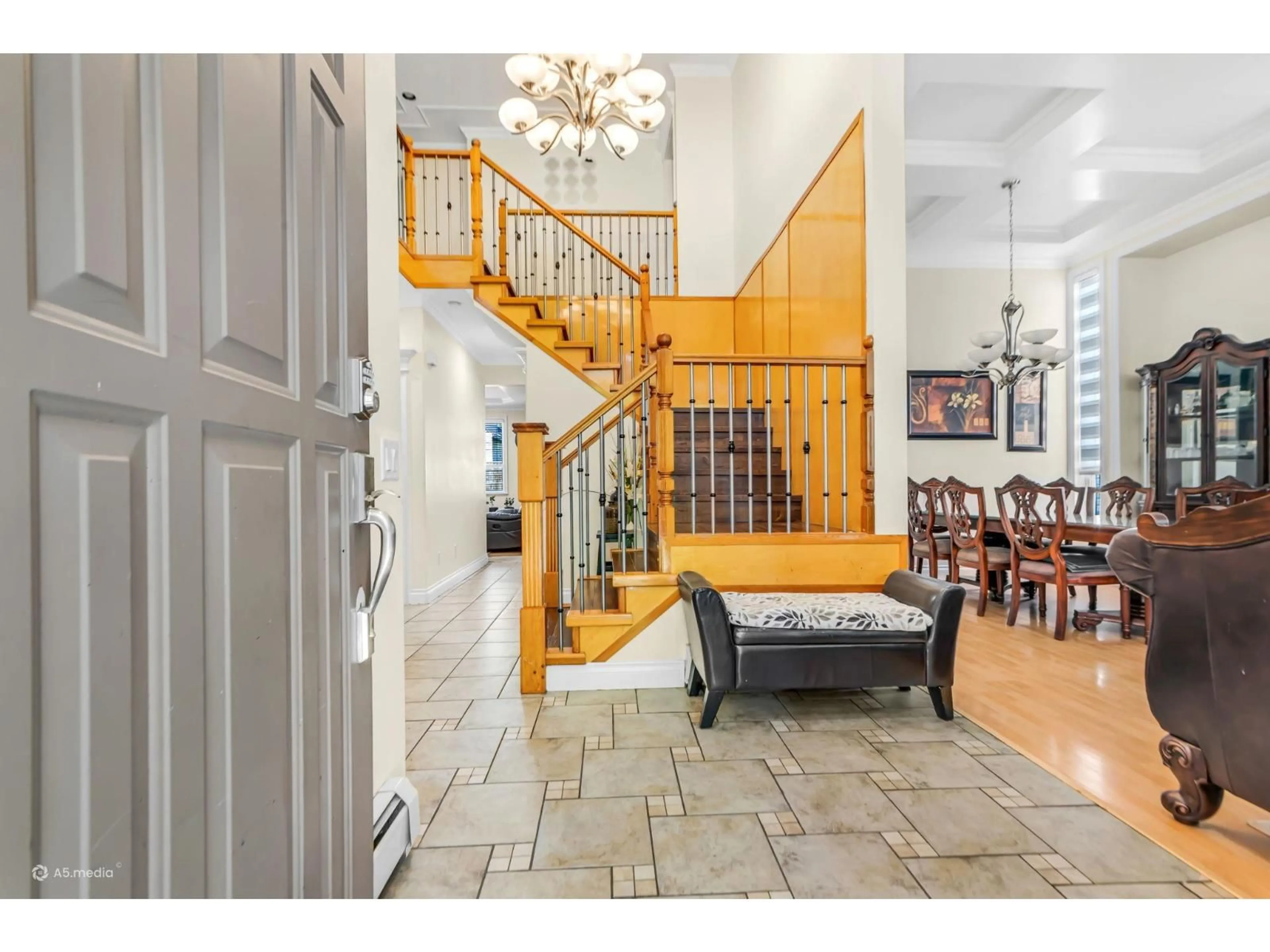 Indoor foyer for 14893 67A AVENUE, Surrey British Columbia V3S0P3