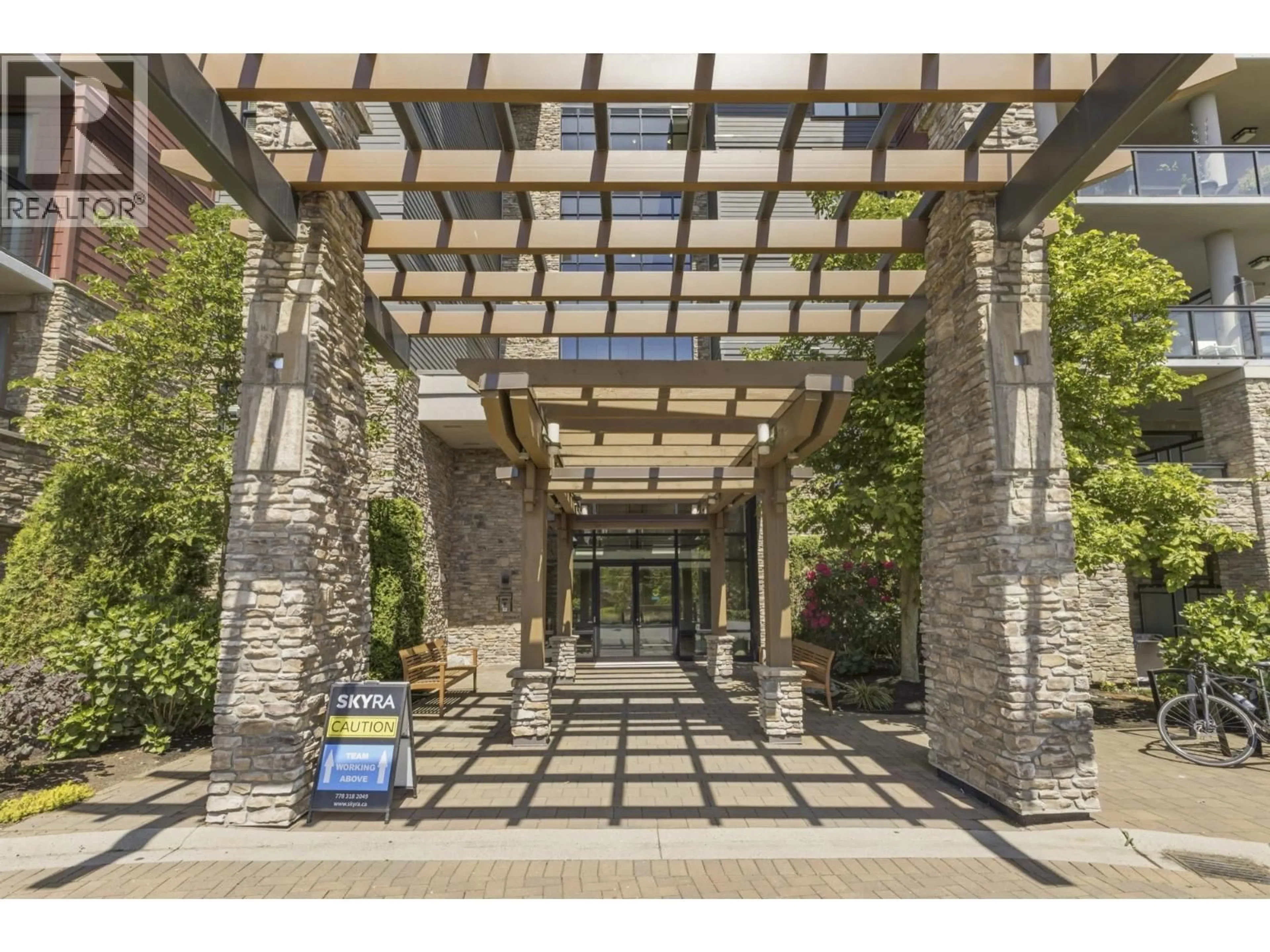 Indoor foyer for 206 - 5055 SPRINGS BOULEVARD, Tsawwassen British Columbia V4M0A5