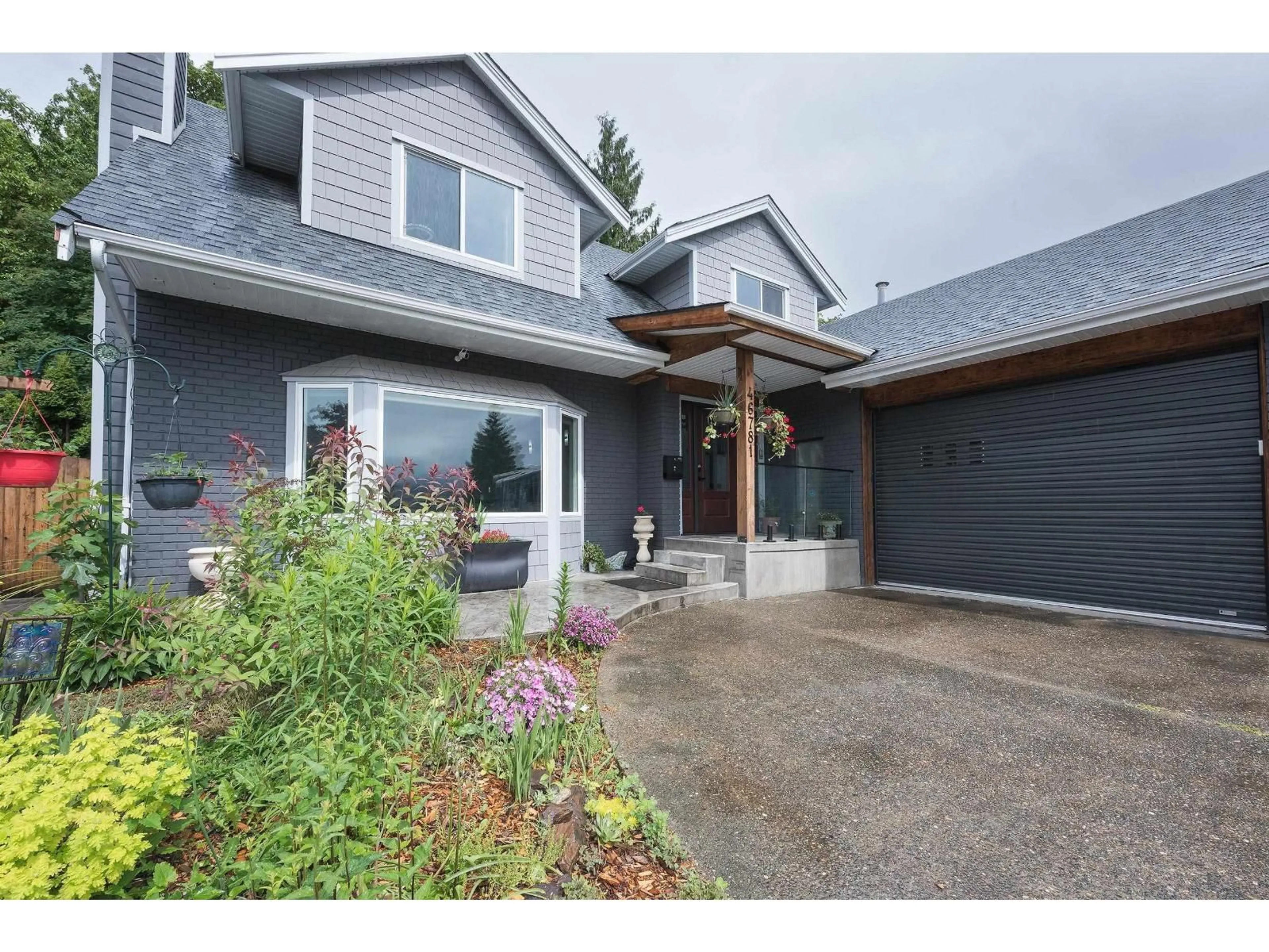 Home with vinyl exterior material, street for 46781 PORTAGE AVENUE, Chilliwack British Columbia V2P7H3