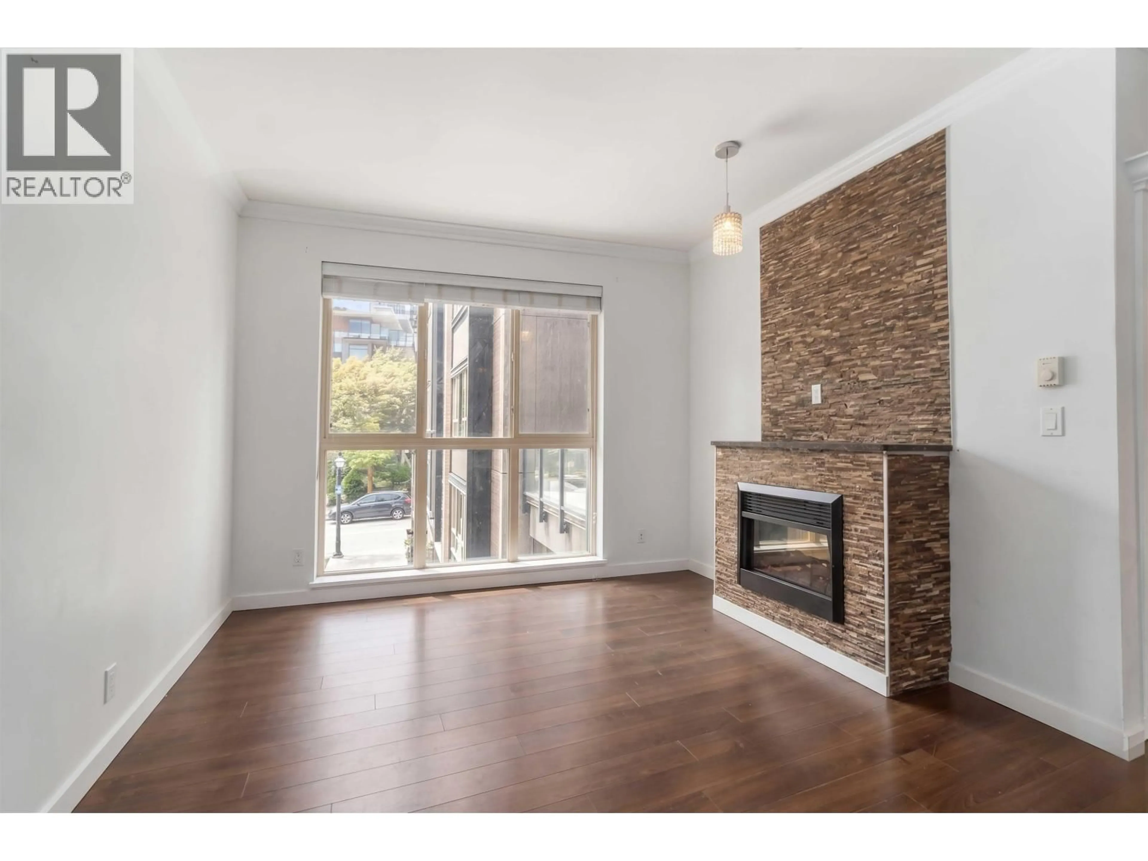 Living room with furniture, wood/laminate floor for 220 - 225 FRANCIS WAY, New Westminster British Columbia V3L0G1