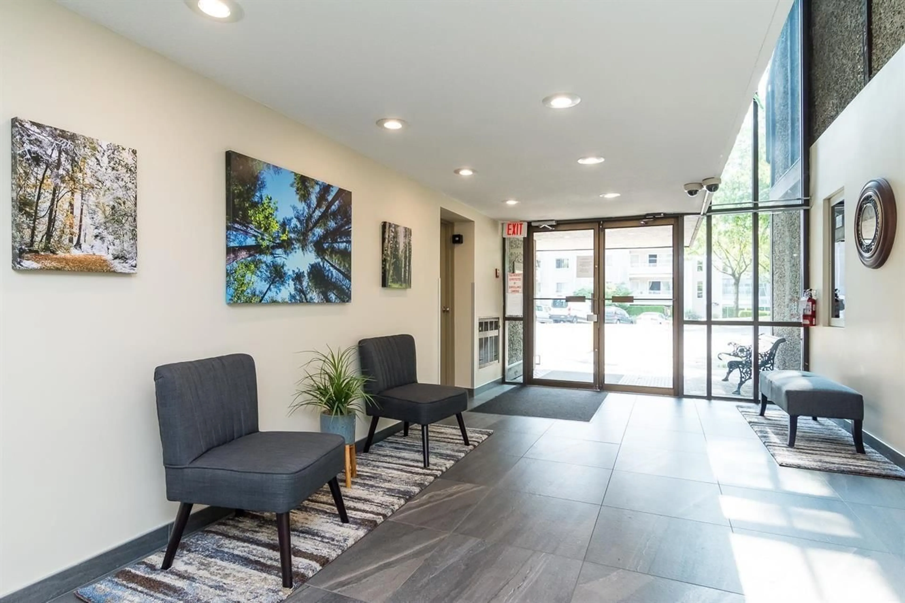 Indoor foyer for 401 - 9682 134 STREET, Surrey British Columbia V3T5L6