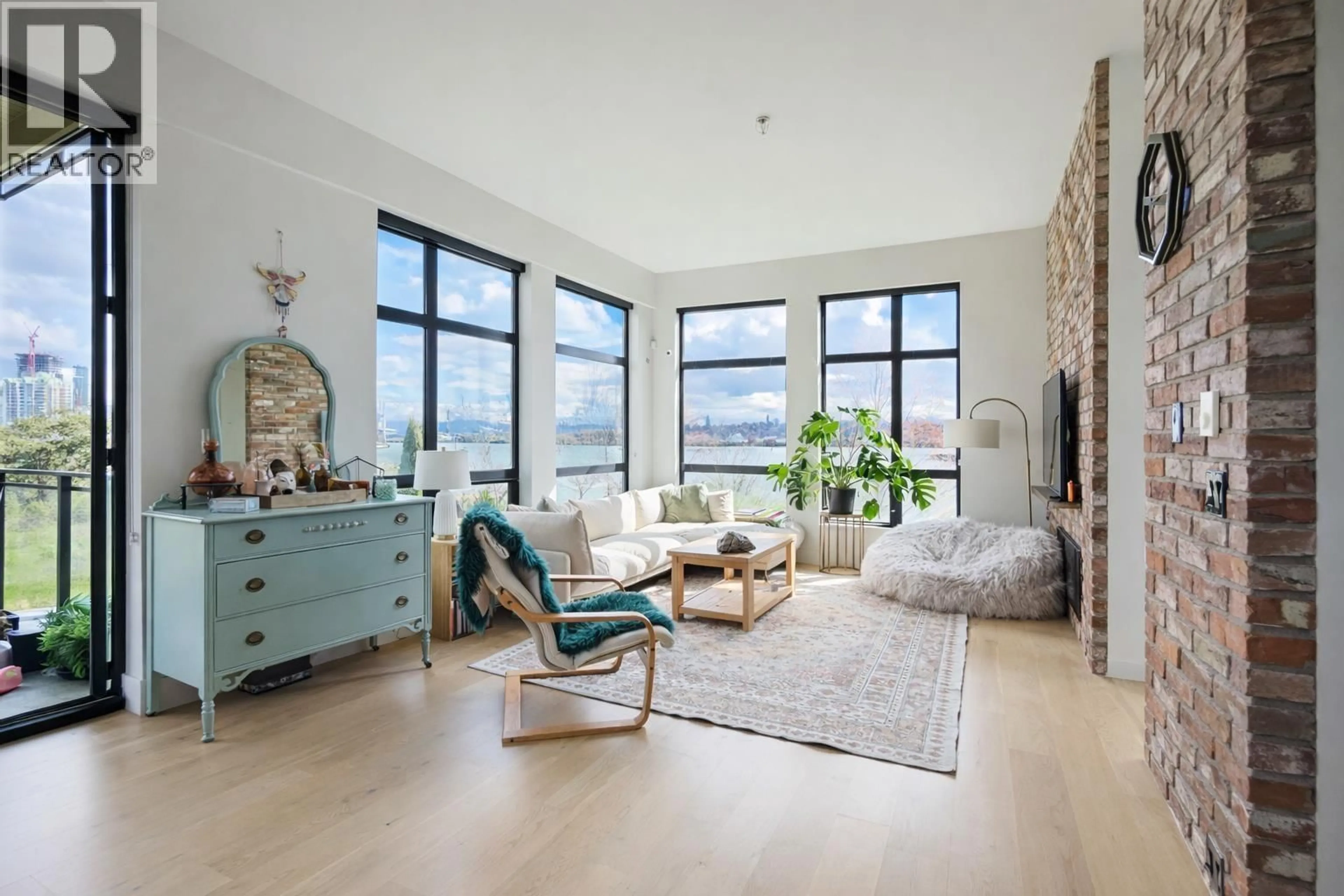 Living room with furniture, unknown for 206 - 220 SALTER STREET, New Westminster British Columbia V3M0H4