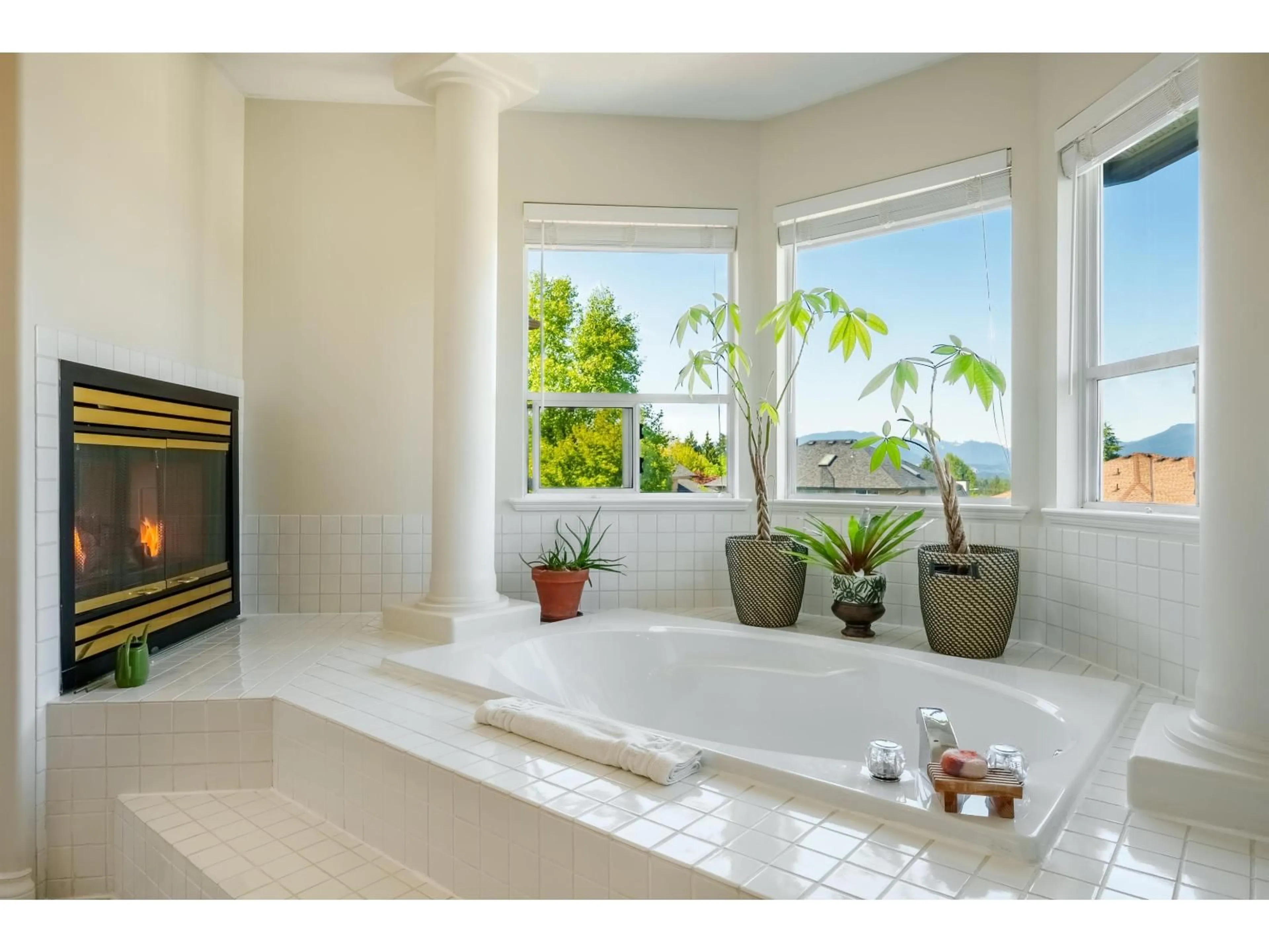 Contemporary bathroom, ceramic/tile floor for 10289 170A STREET, Surrey British Columbia V4N3L1