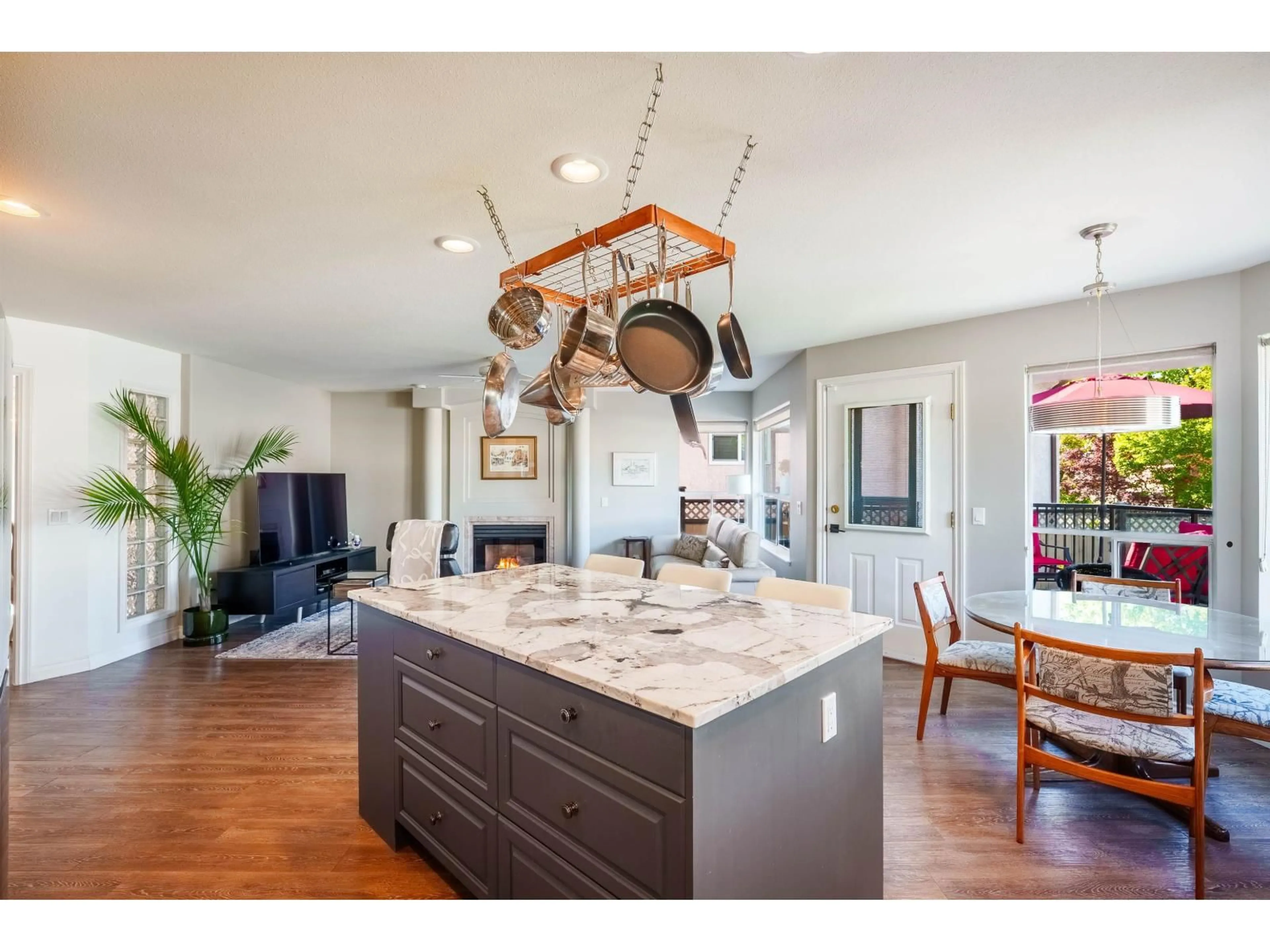 Open concept kitchen, ceramic/tile floor for 10289 170A STREET, Surrey British Columbia V4N3L1