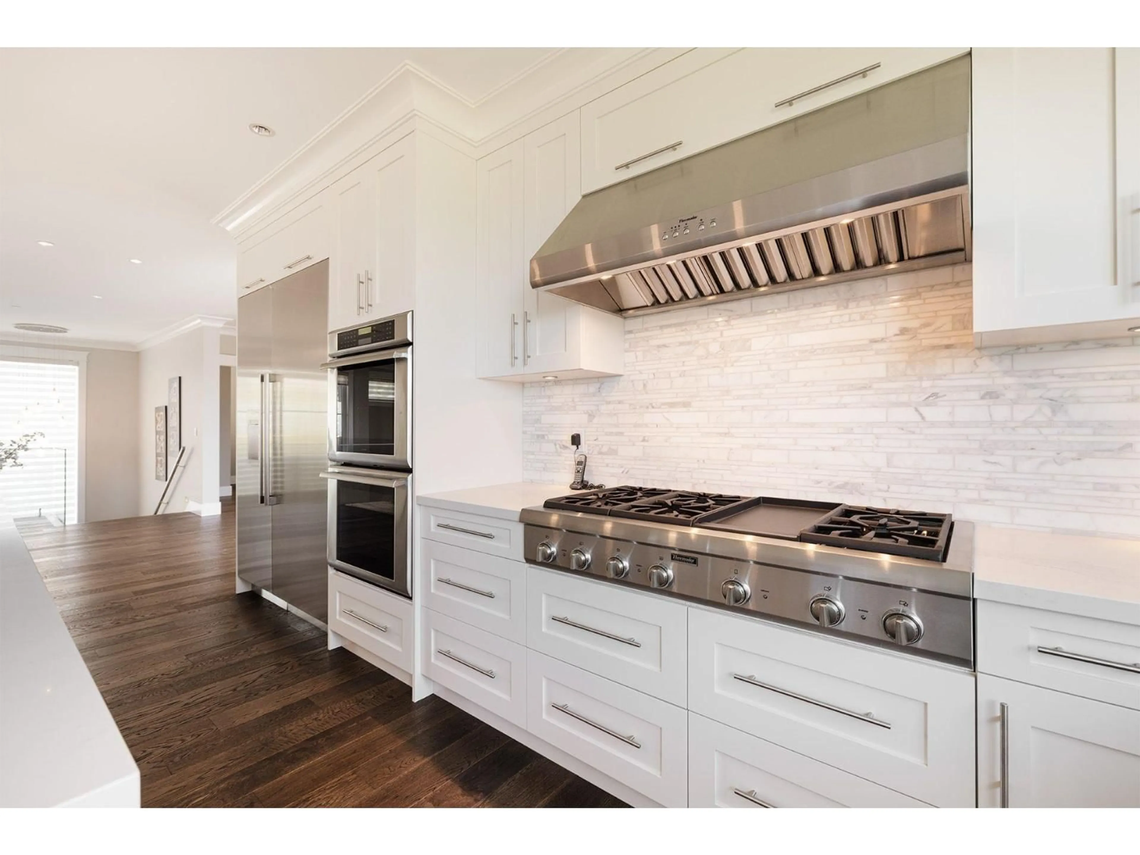 Contemporary kitchen, unknown for 14378 BLACKBURN AVENUE, White Rock British Columbia V4B3A1